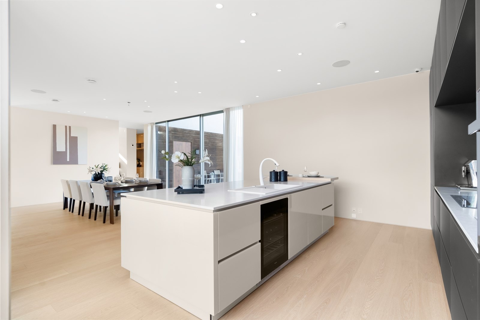 Her er det lagt vekt på både funksjon og estetikk - perfekt for alt fra hverdagsmatlaging til stilfulle middagsselskaper. Galleribilde