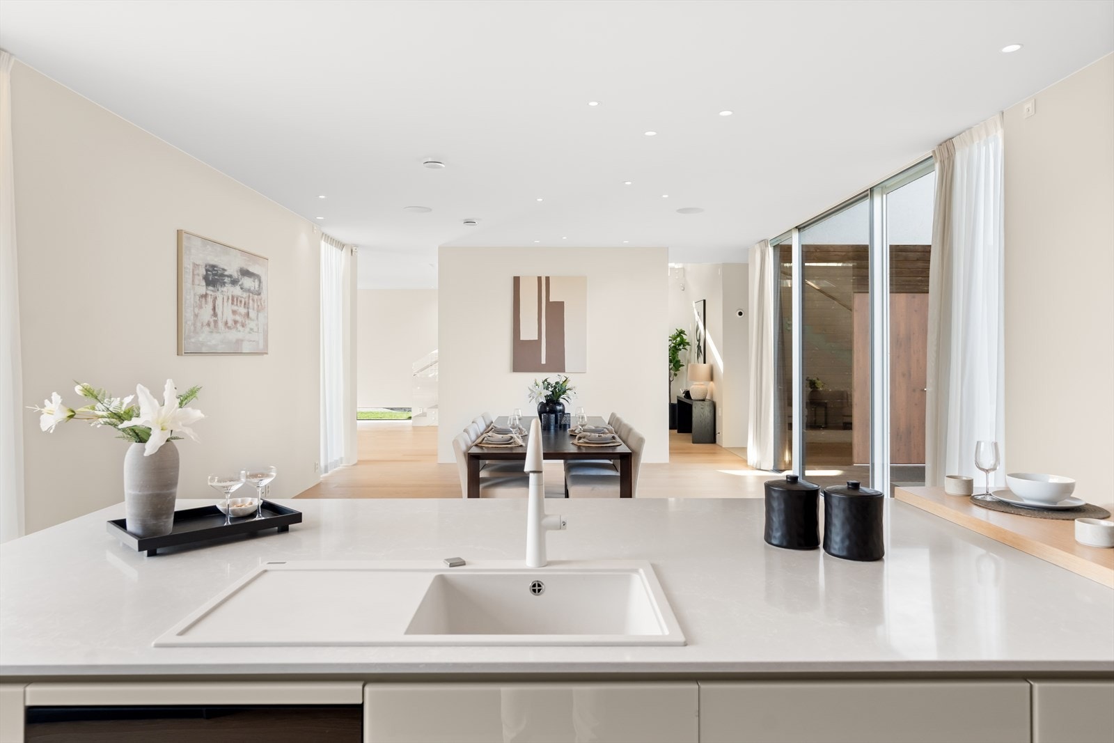 Naturlig dagslys strømmer inn gjennom store vinduer og gir perfekte arbeidsforhold. Galleribilde