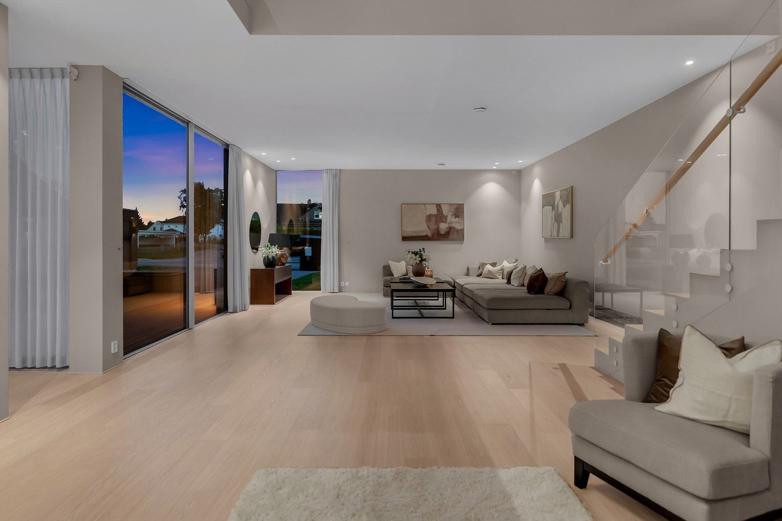 Et eksklusivt og luftig rom med rause flater og gode møblleringsmuligheter. Galleribilde