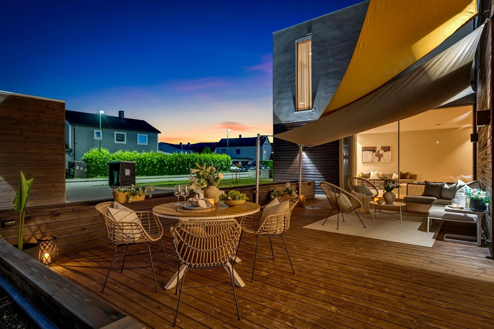 Terrassen er en moderne og innbydende uteplass som innbyr til både avslapning og sosiale sammenkomster. Galleribilde