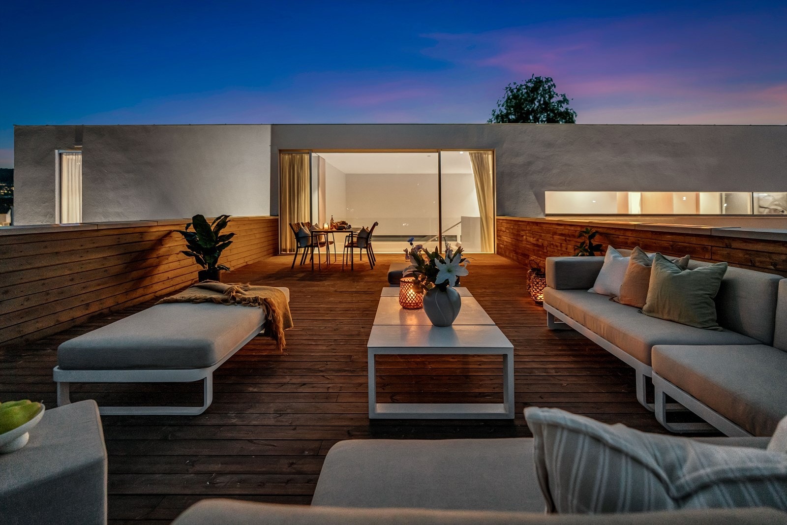 Dette en uteplass skreddersydd for hyggelige måltider, avslapning og grønne innslag. Galleribilde