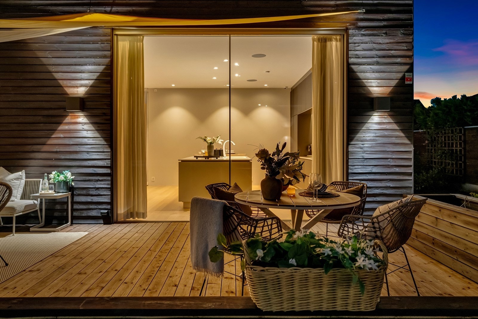 Terrassen tilbyr rikelig med plass til både spisegruppe, loungemøbler og grill. Galleribilde