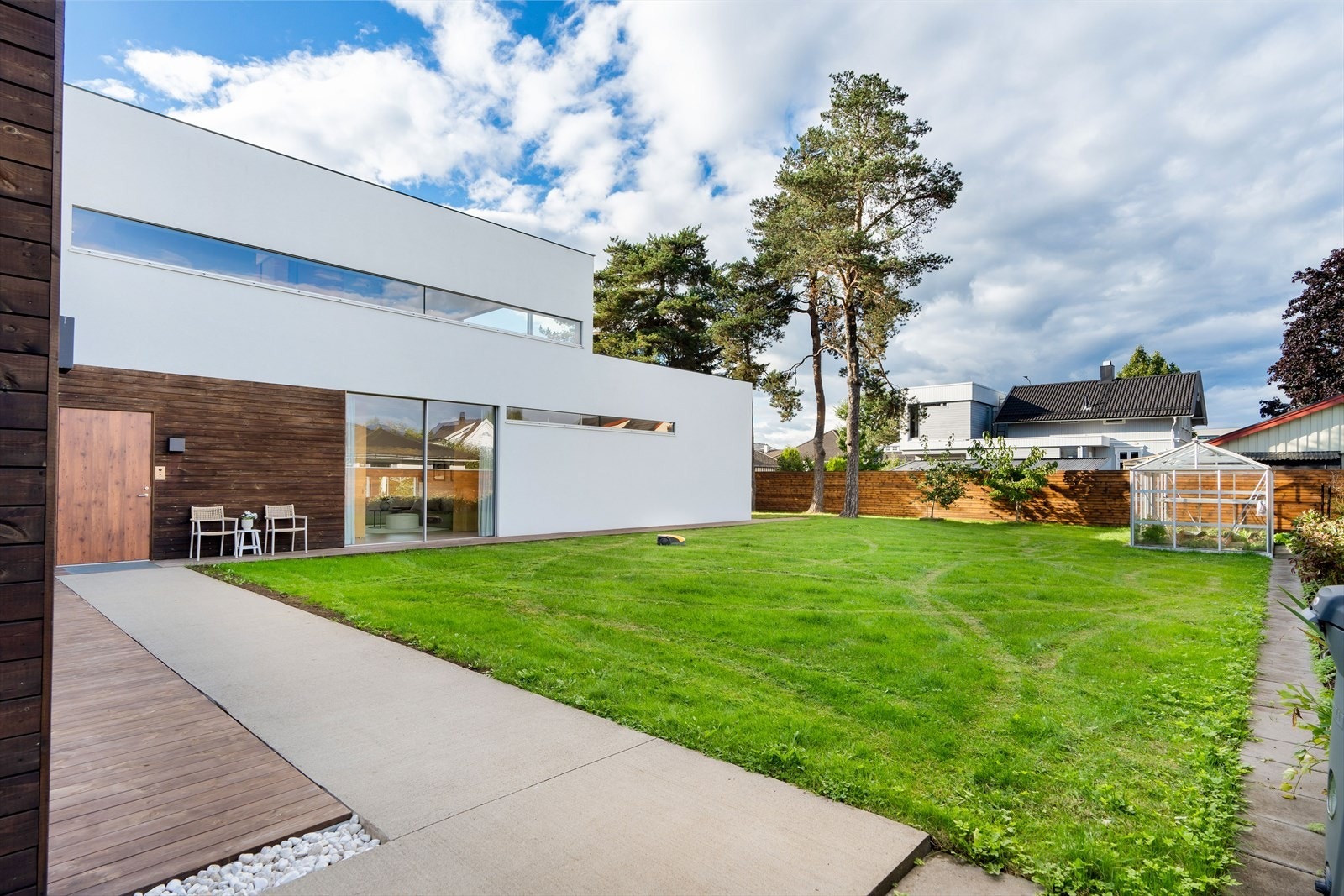 Hagen omslutter boligen og byr på rikelig med plass for både lek, avslapning og hyggelige stunder - perfekt for både store og små. Galleribilde