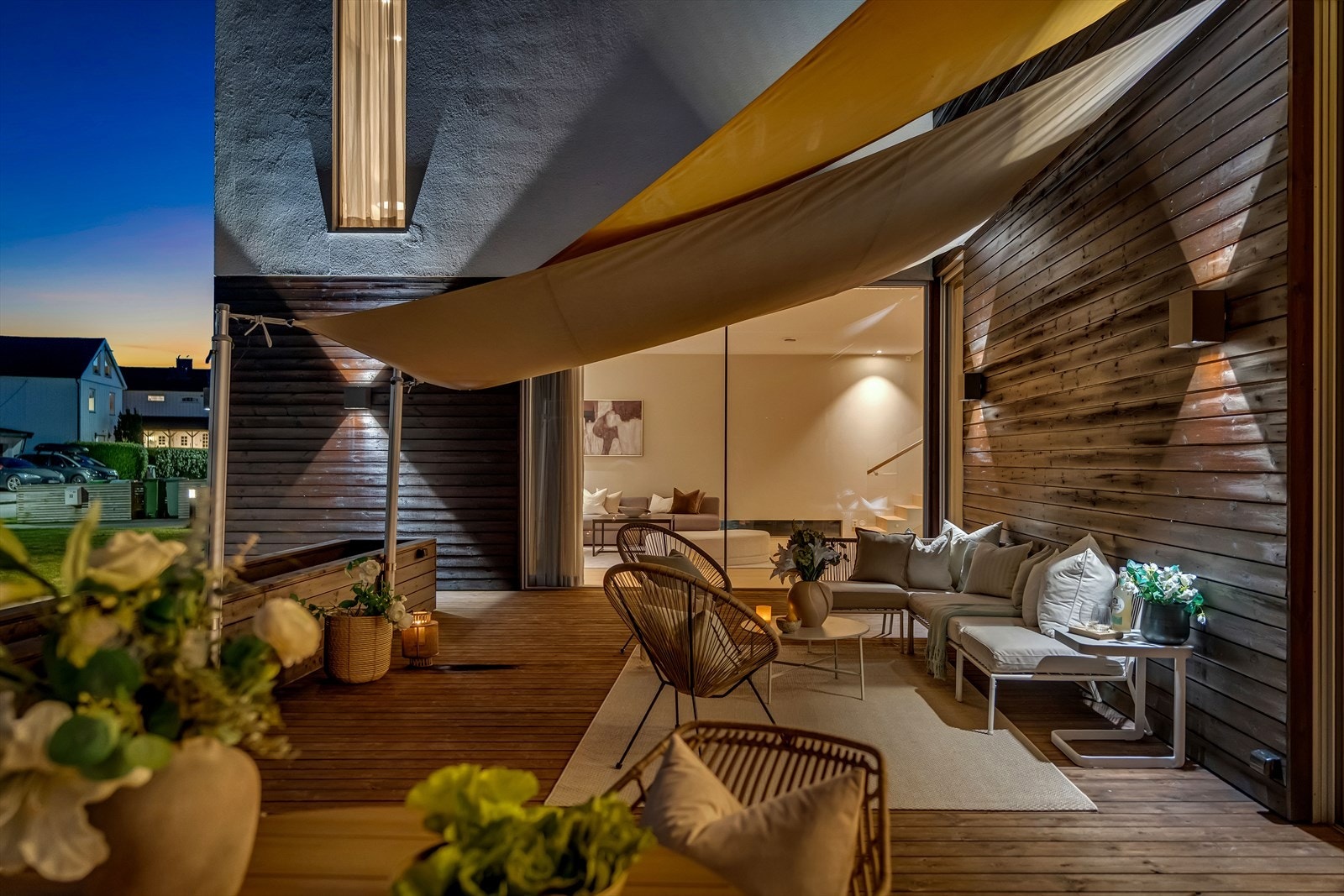 En stor glassdør fra stuen leder ut til en solrik markterrasse på hele 42 m²! Galleribilde