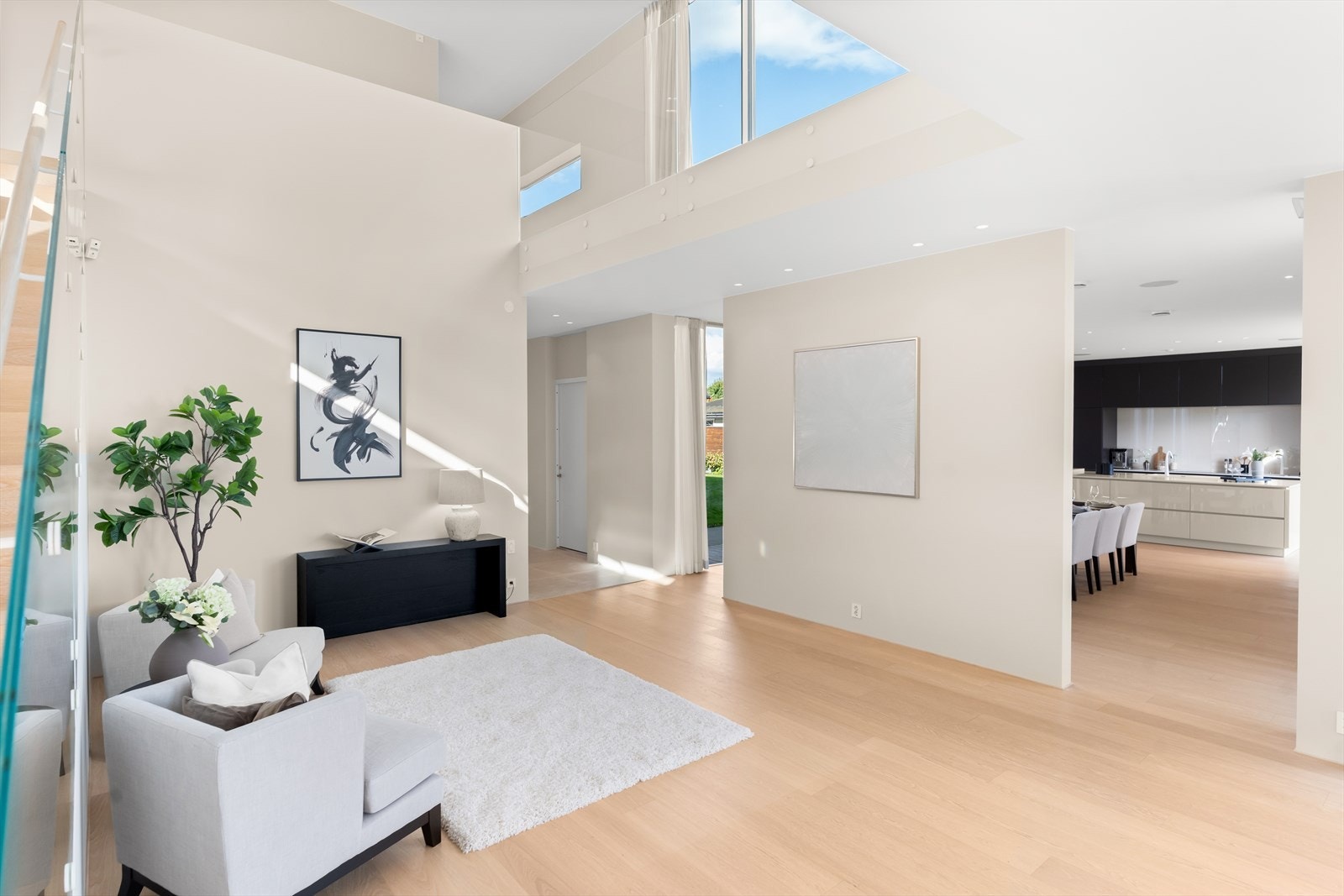 Det åpne arealet binder boligen sømløst sammen - med luftige soner, flott takhøyde og elegante overganger mellom kjøkken, stue og private rom. Galleribilde