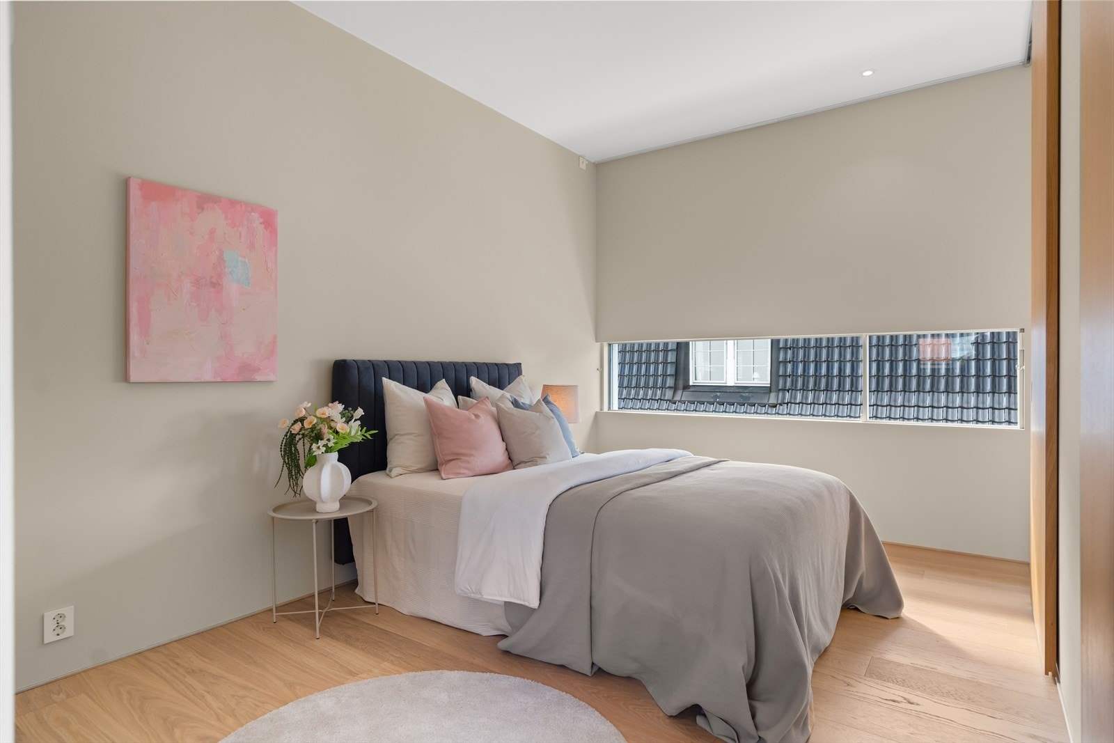 Luftig soverom med god plass til dobbeltseng og nattbord. Galleribilde