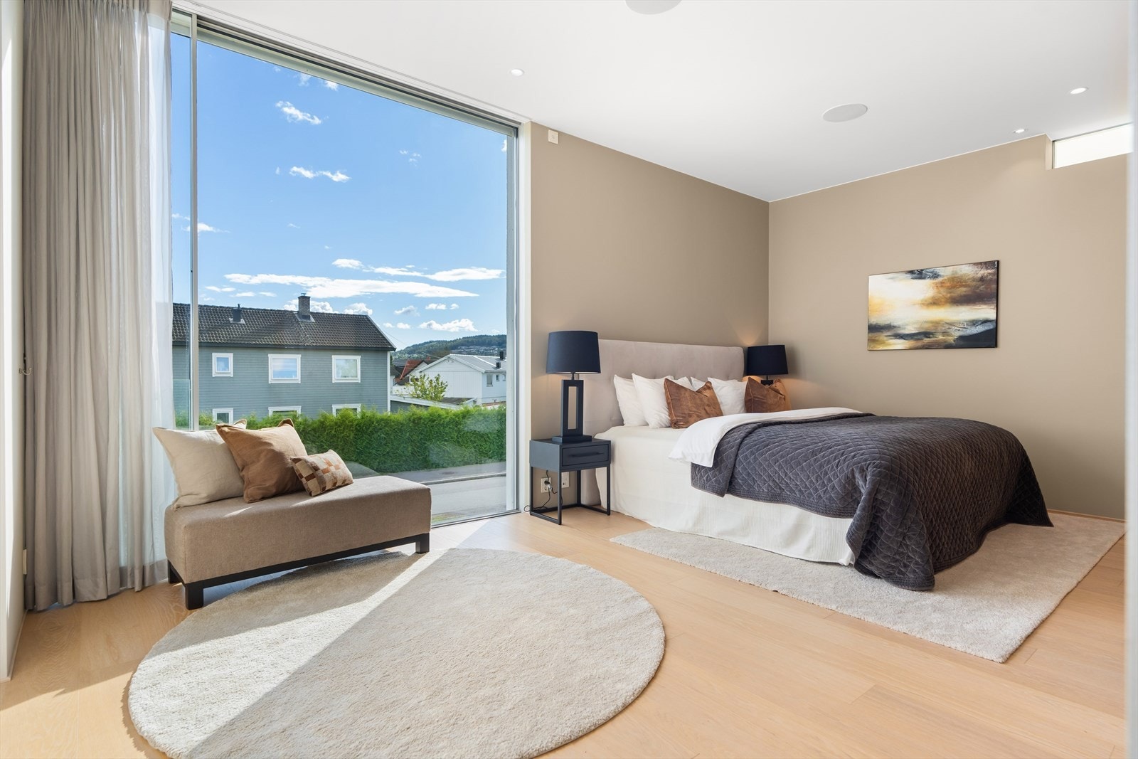 Hovedsoverommet har en svært god størrelse, med rikelig plass til både dobbeltseng og nattbord. Galleribilde