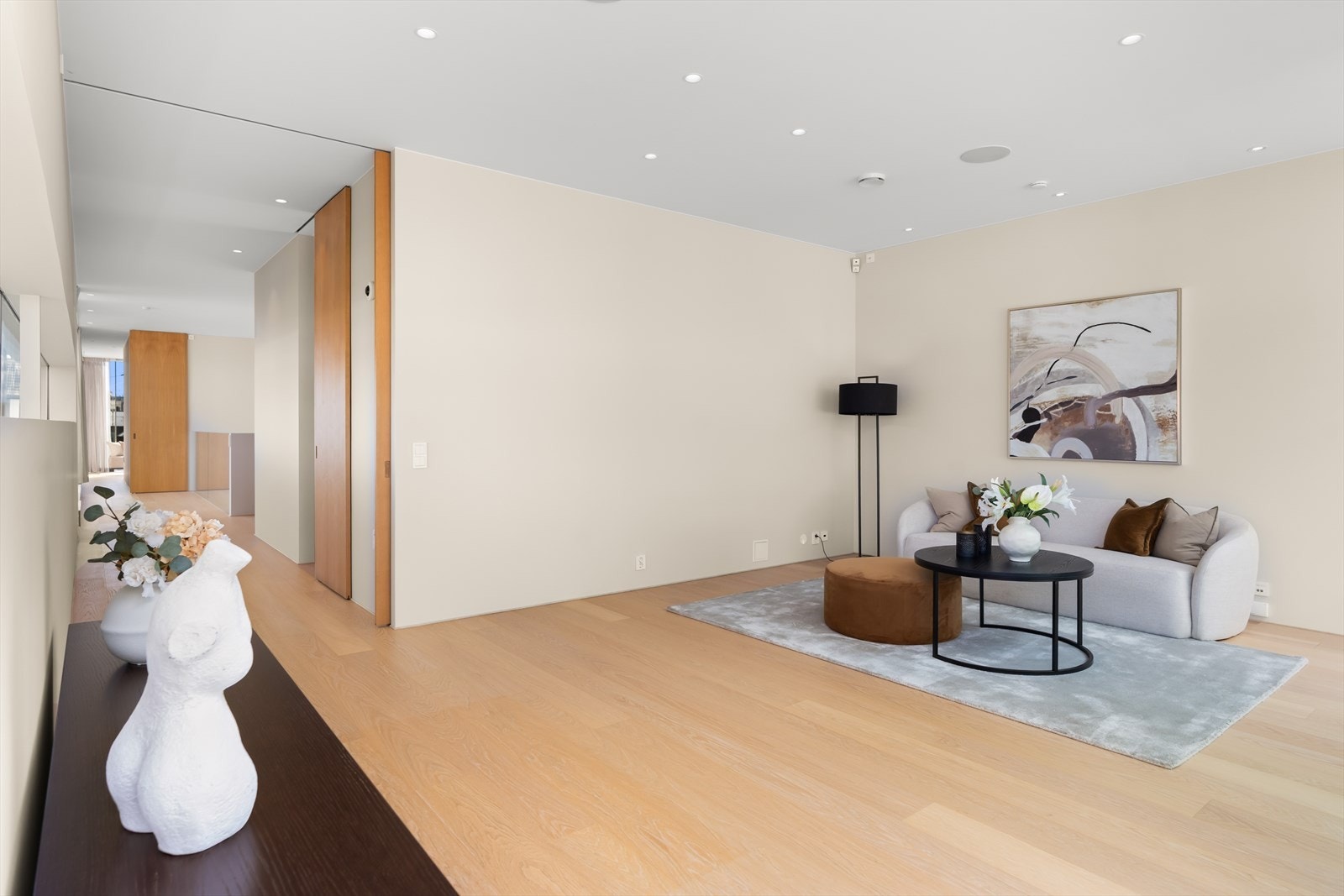 Rommet har en gjennomtenkt planløsning som gir svært gode muligheter for både møblering og personlig innredning. Galleribilde