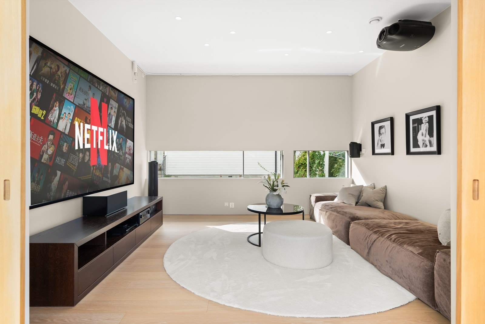 Boligen byr videre på et eksklusivt kinorom med moderne teknologi og naturlig lys. Galleribilde