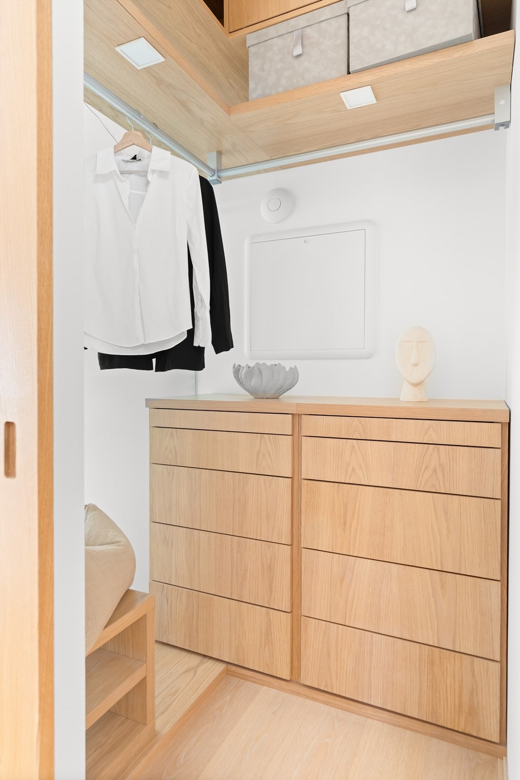 Romslig walk-in garderobe med optimal oppbevaringsplass. Galleribilde