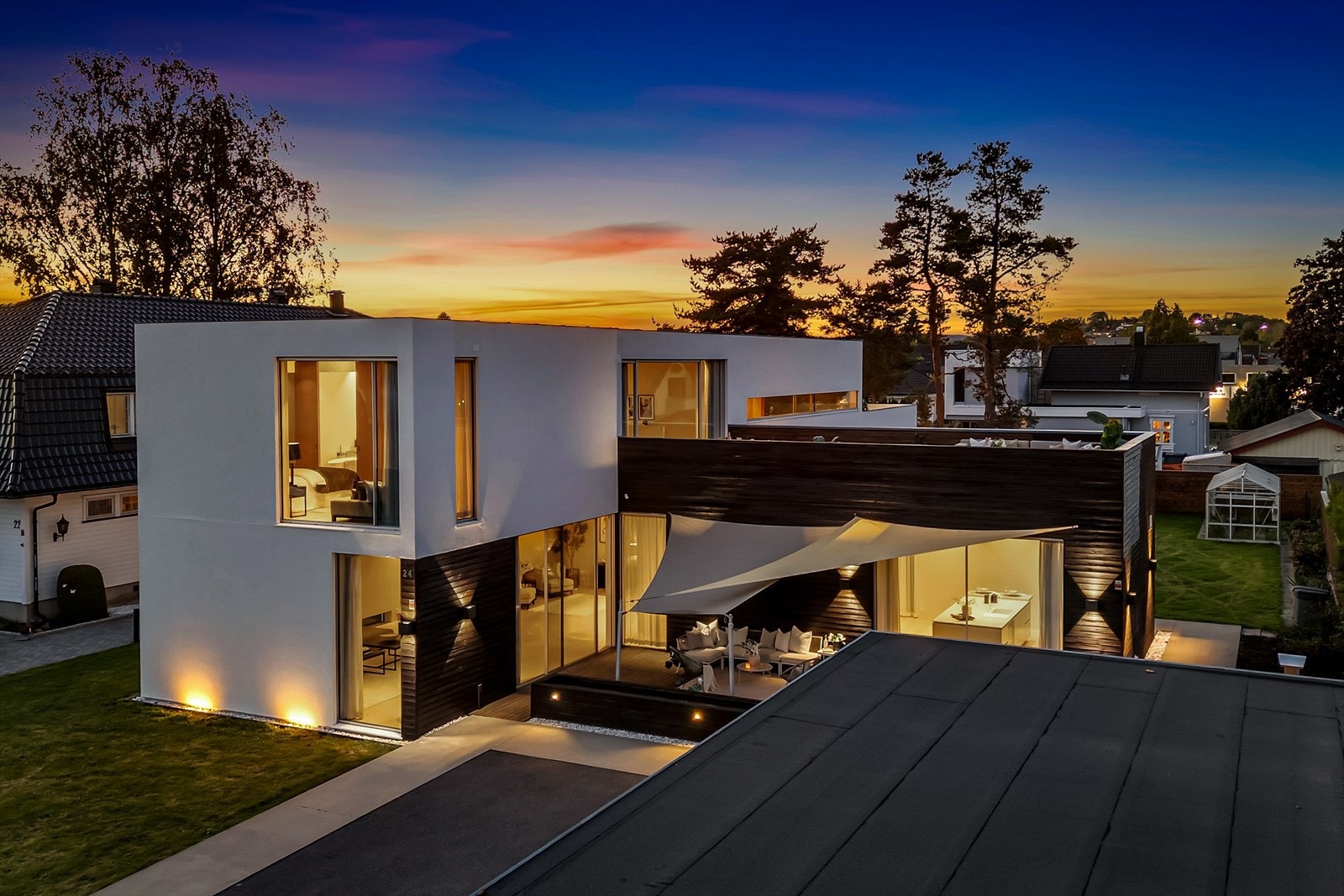 Med hele 412 m² boltreplass, solrike uteområder fra morgen til kveld, eksklusive materialvalg og innovative, høyteknologiske løsninger, er dette hjemmet alt annet enn ordinært. En tidløs perle for den som søker det unike! Galleribilde