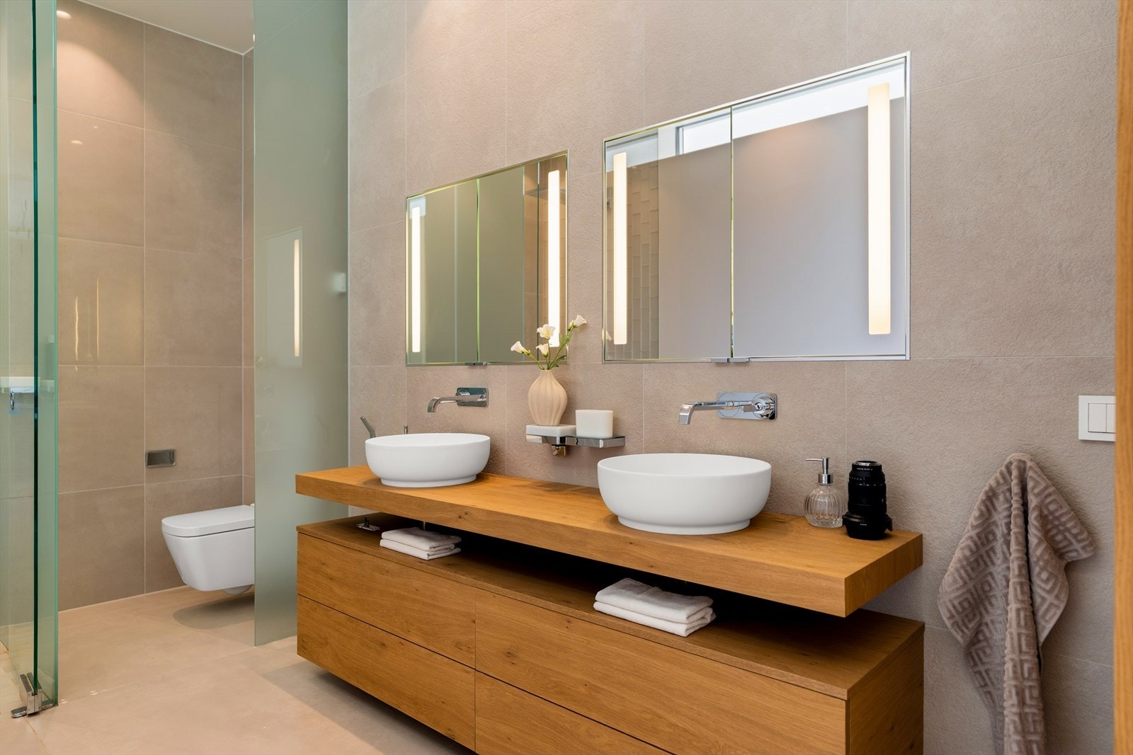 Badet er designet med tidløse fargetoner og vakre fliser, som sammen skaper et moderne og elegant uttrykk med varig kvalitet. Galleribilde