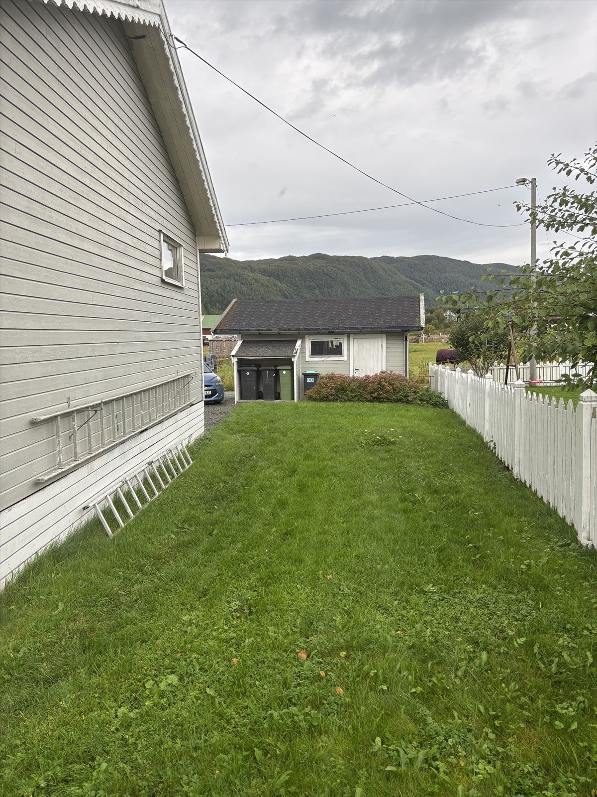 Tomten langs siden ned mot garasjen Galleribilde