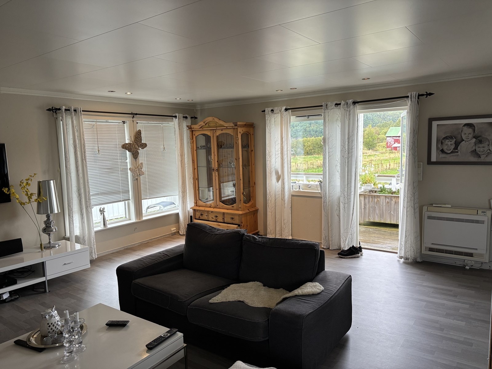 Stuedel med utgang til altan Galleribilde