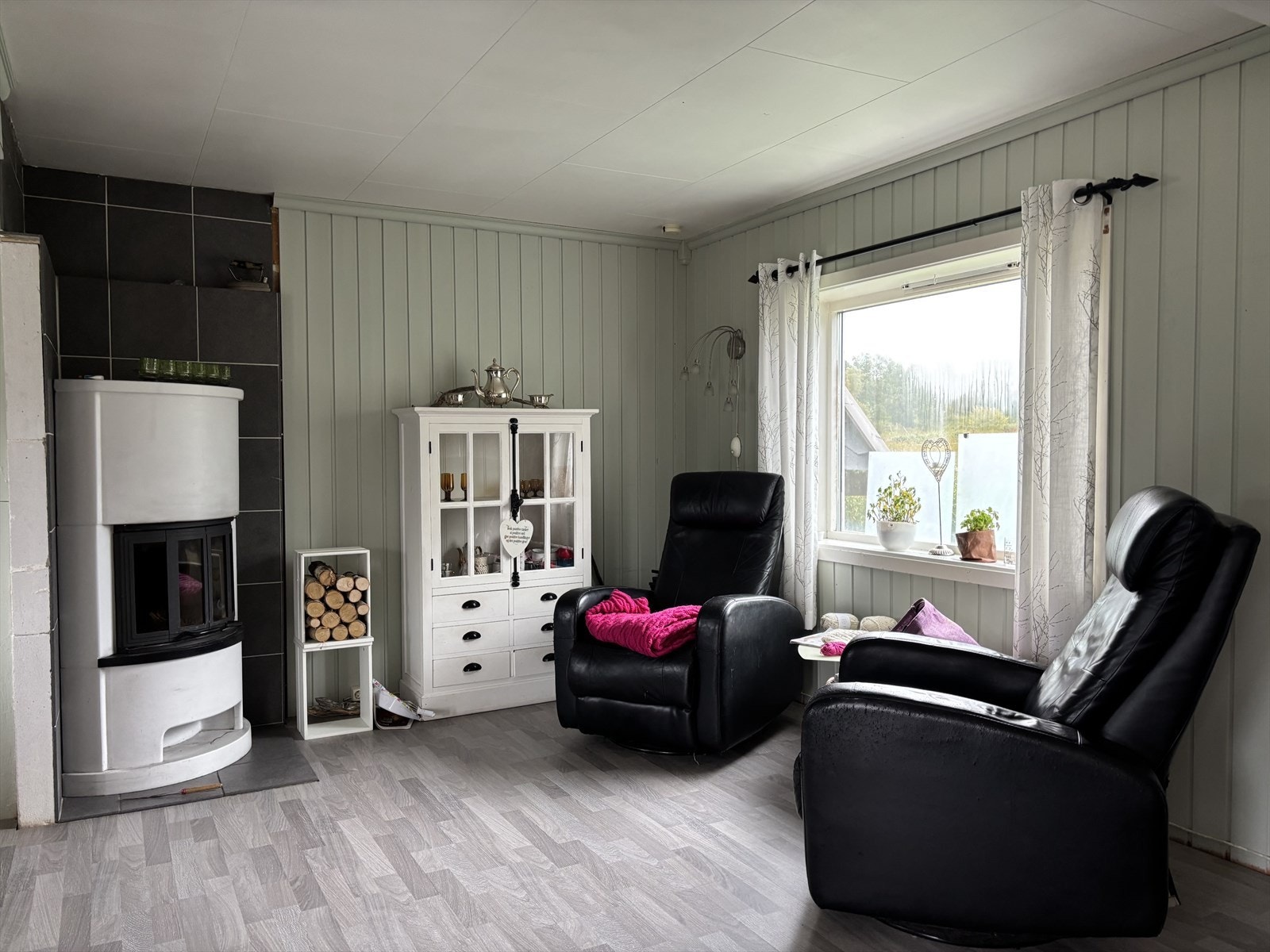 Stuedel med peis i hjørnet Galleribilde