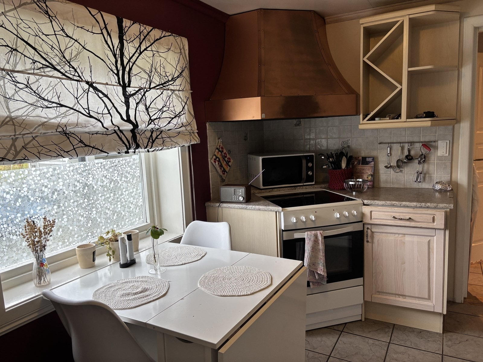 Kjøkkendel med Røroshetta over komfyr Galleribilde