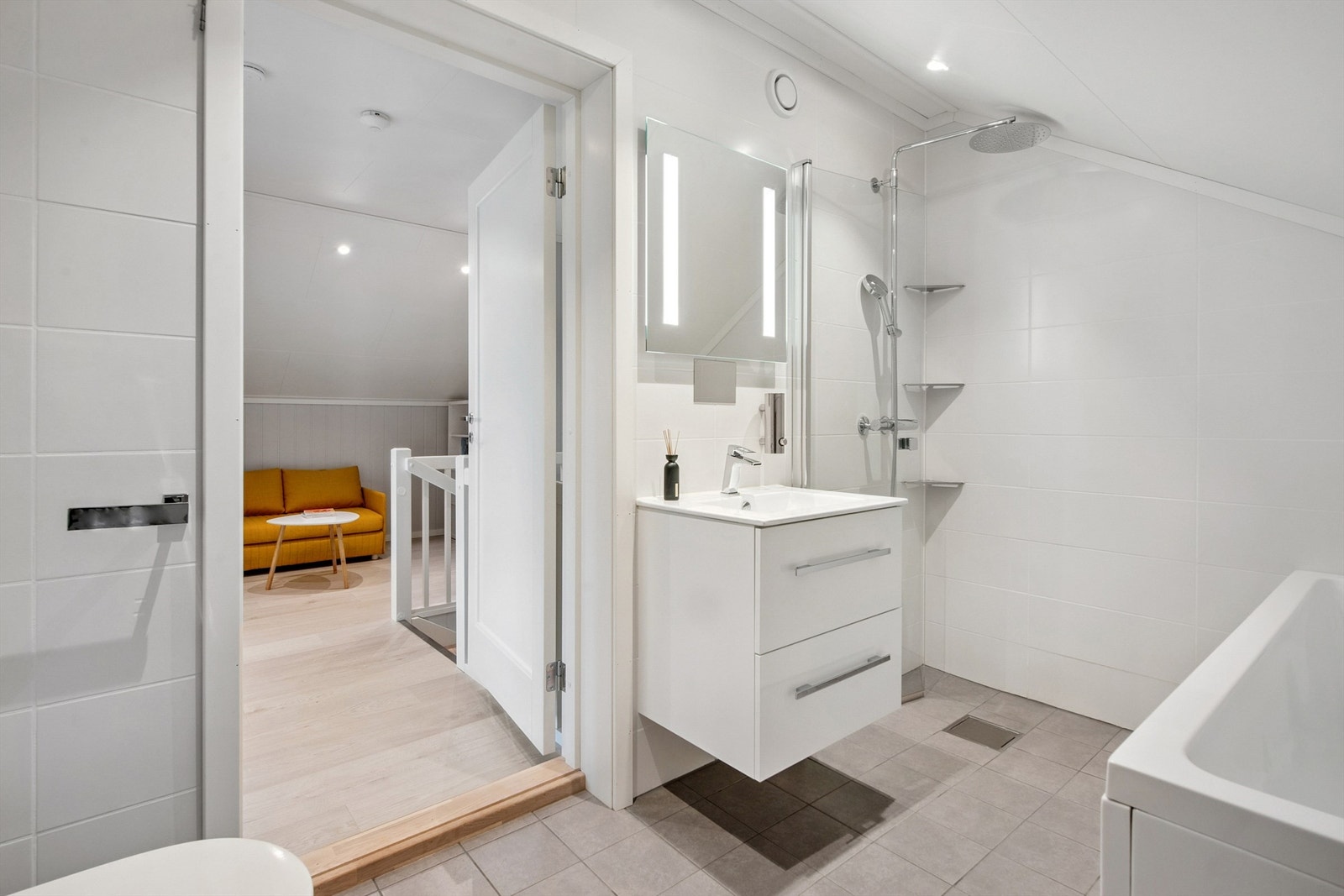 Badet i andreetasje er også helfliset med gulvvarme og er innredet med både badekar og dusj. Galleribilde