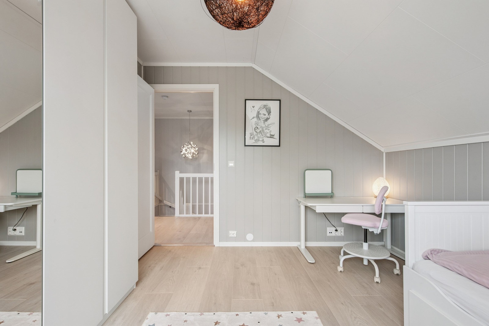 Rommene gir fleksible møbleringsmuligheter for seng, skrivepult og garderobe. Galleribilde