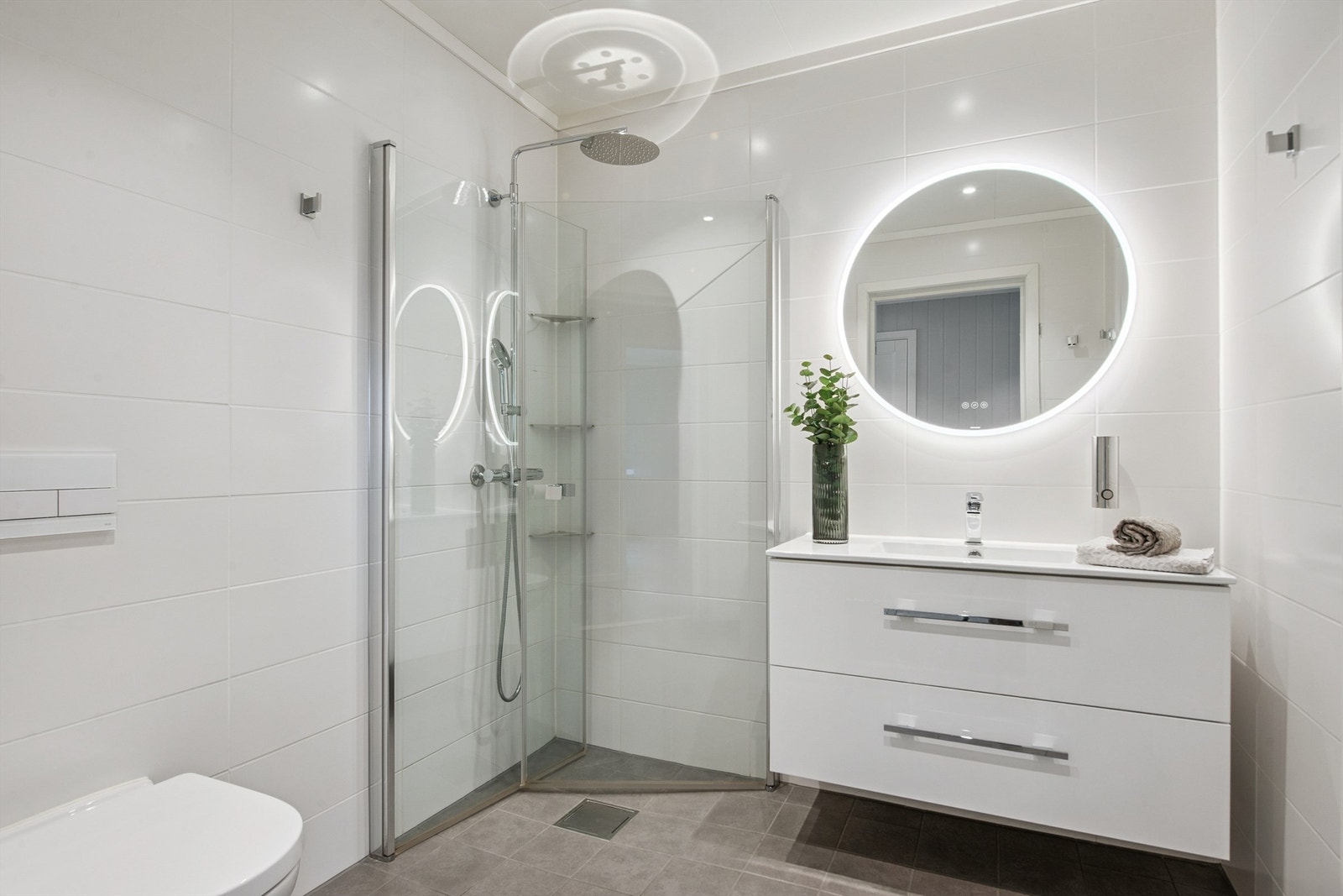 Badet i første etasje er helfliset og har varmekabler i gulvet for økt komfort. Galleribilde