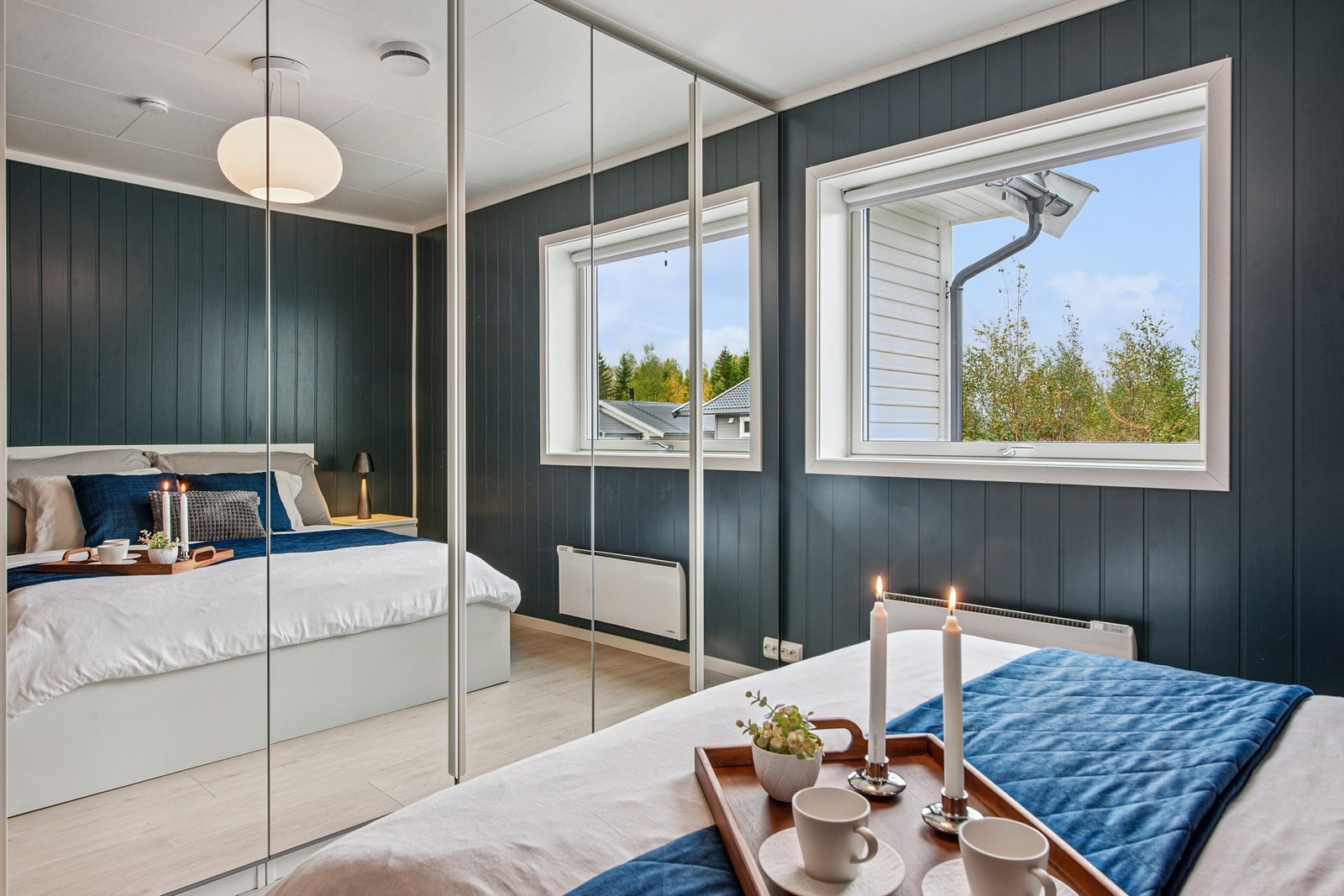 En stor garderobe med speilfronter gir rikelig med oppbevaringsplass. Galleribilde