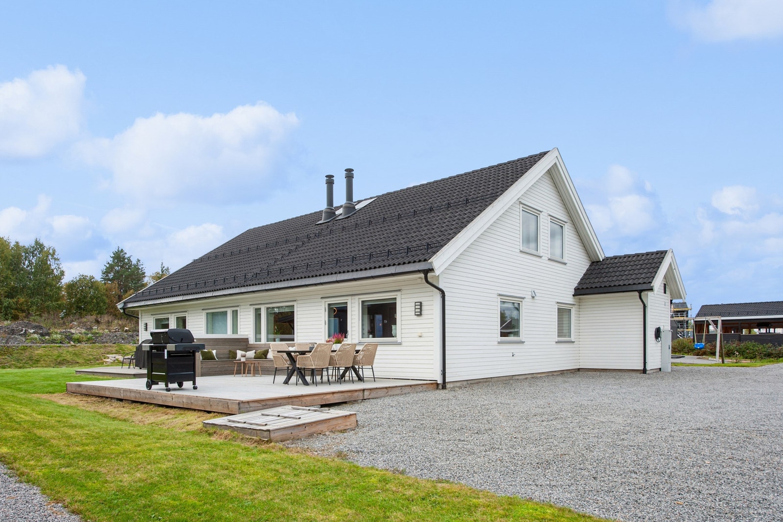 Boligen har flotte uteområder med gruslagt gårdsrom, stor terrasse og fine og flate plenarealer. Tomten er felleseie med naboen i den andre halvparten av tomannsboligen. Galleribilde