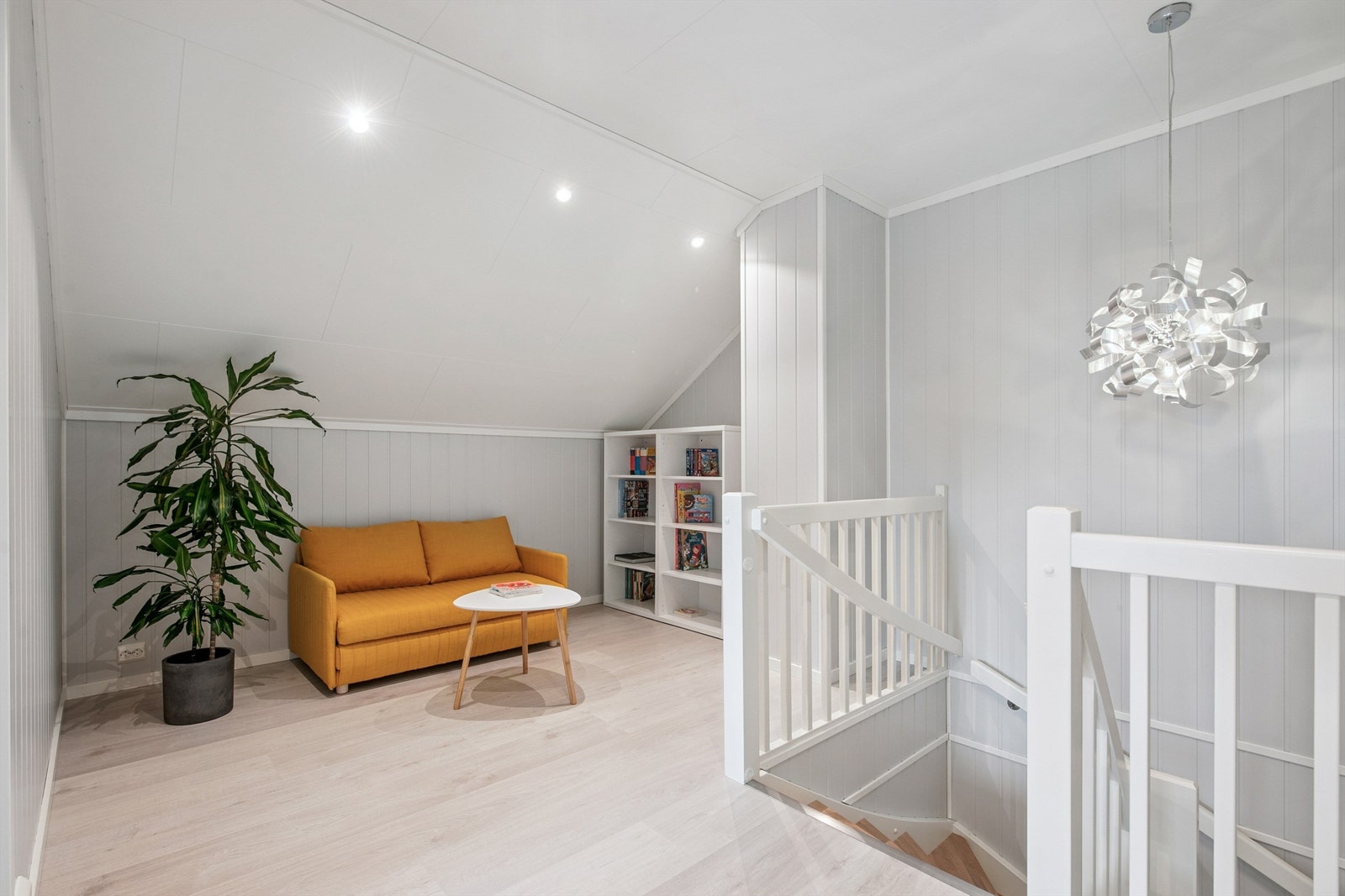 En malt tretrapp leder opp til en lys og anvendelig loftstue, en perfekt egen avdeling for de små! Galleribilde