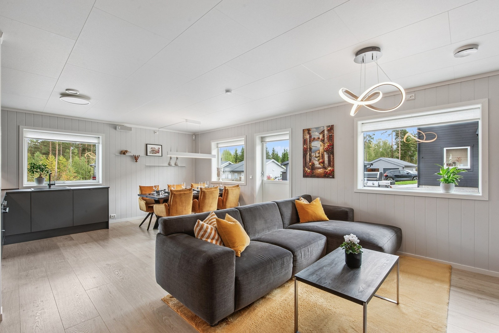 Den åpne løsningen mellom stue og kjøkken gir en sosial sone med god plass til både tv-stue og spisestue! Sonos smarthøytaler på vegg medfølger. Galleribilde