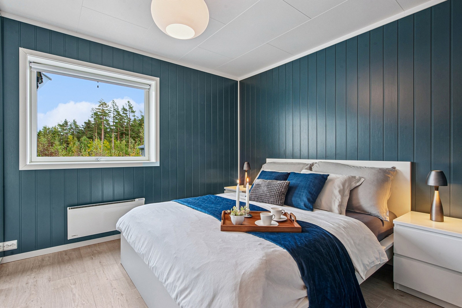 Hovedsoverommet i første etasje har en rolig atmosfære og god plass til dobbeltseng. Galleribilde