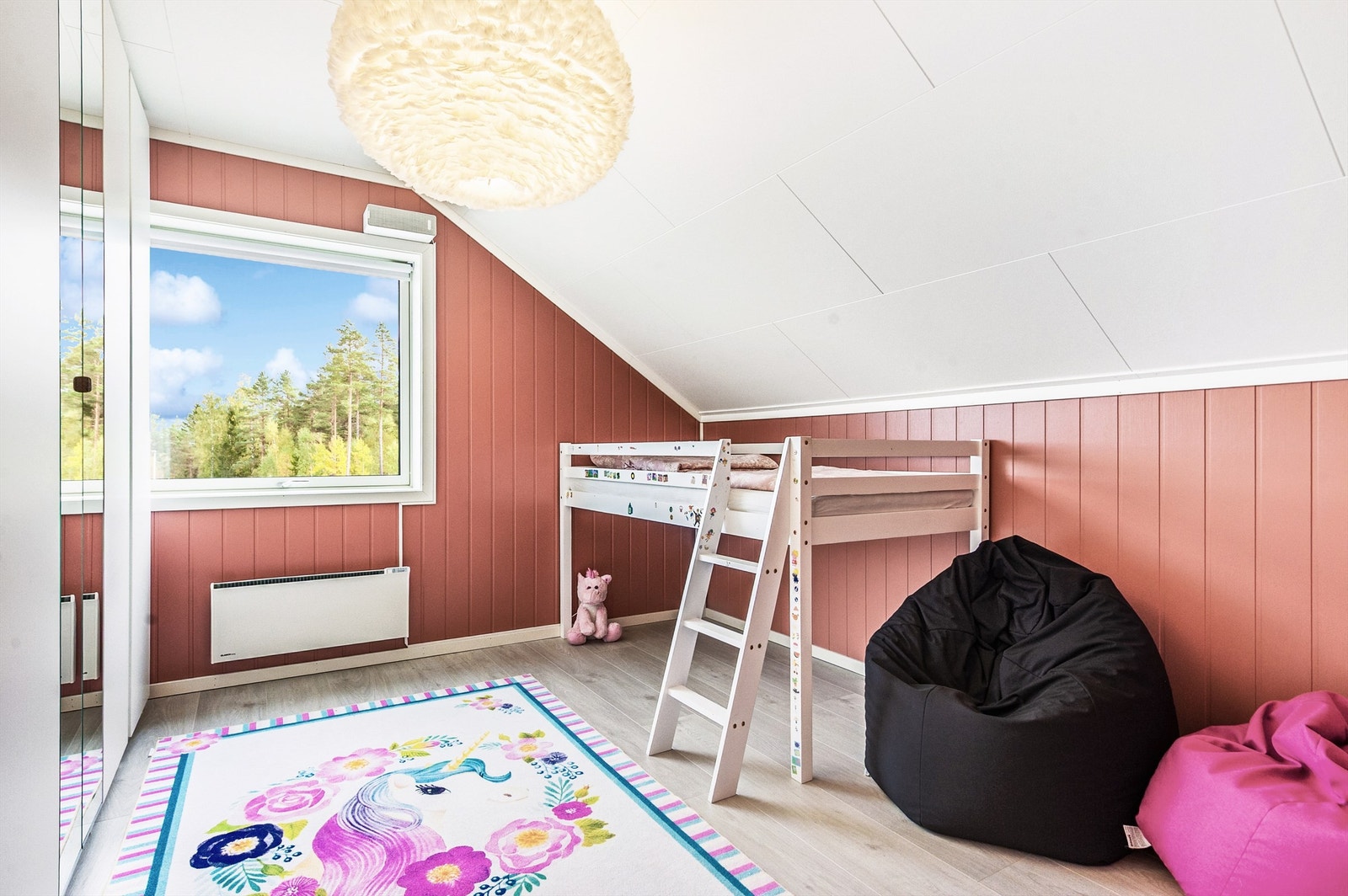 Begge soverommene i andreetasje er meget romslige, og har gode garderobeinnredninger. Sonos smarthøytaler på vegg følger med. Galleribilde