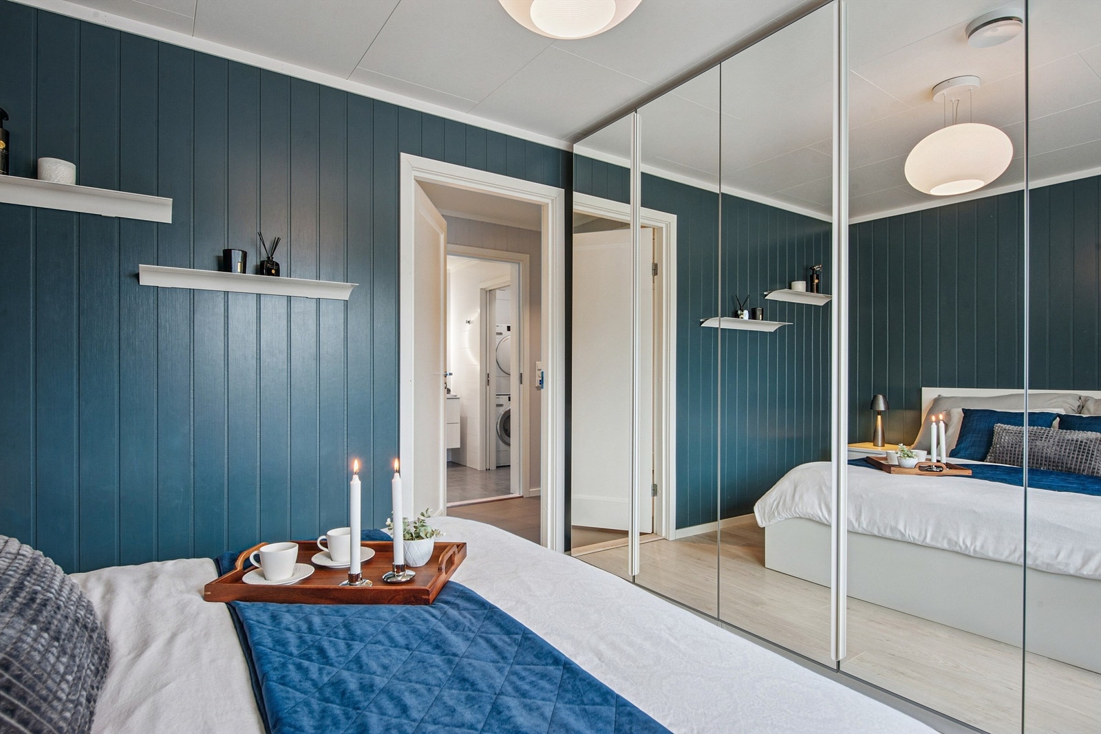 Fra soverommet er det kort vei til etasjens bad og vaskerom. Galleribilde