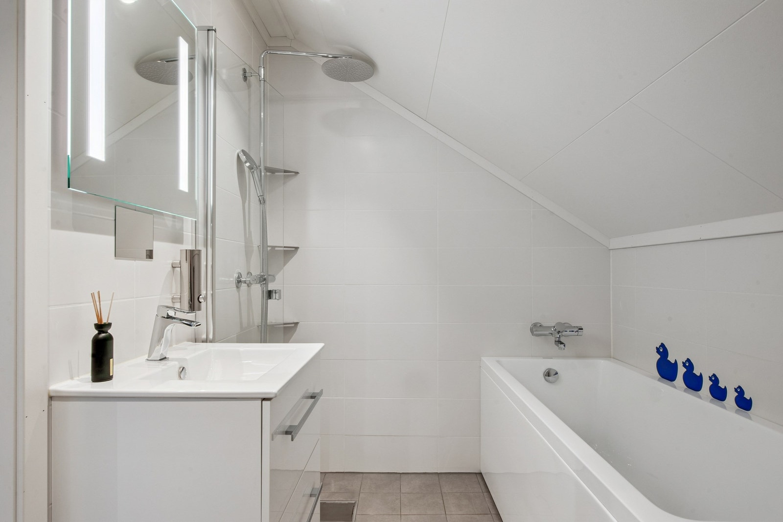 Her kan man nyte et avslappende bad i et lyst og moderne baderom. Galleribilde