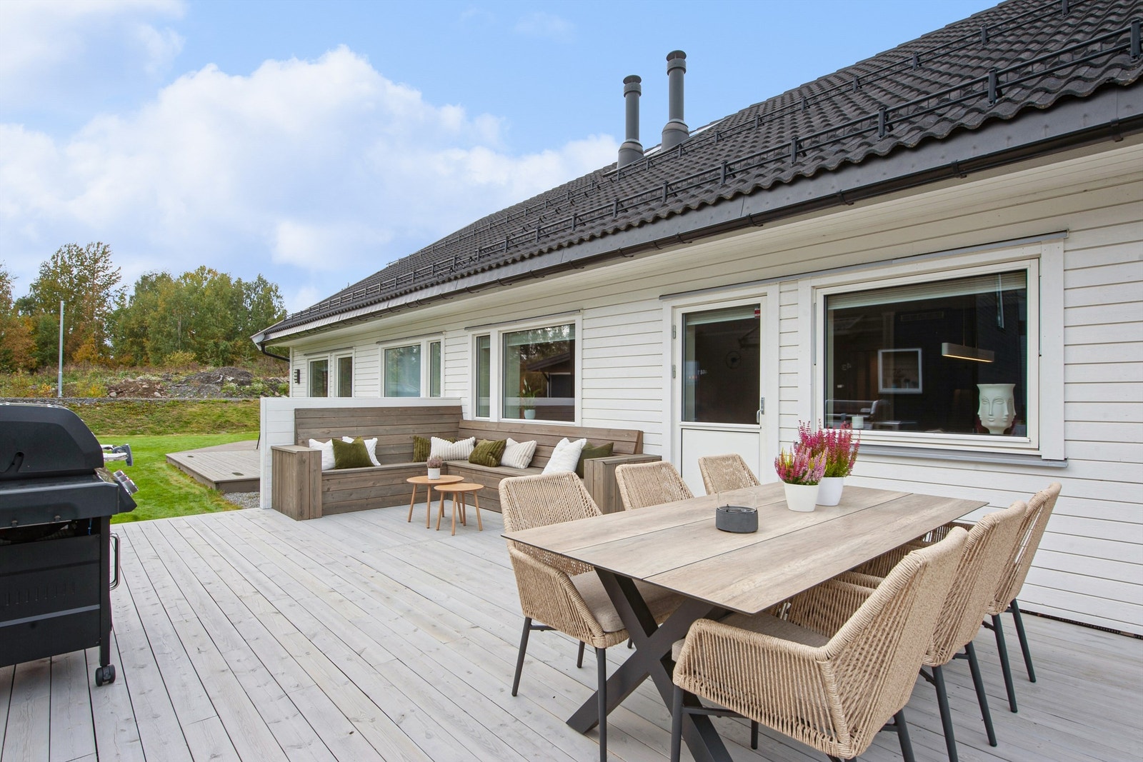 Den store sydorienterte terrassen binder ute- og inneområdene sammen på en naturlig og fin måte. Her har du meget gode solforhold! Galleribilde