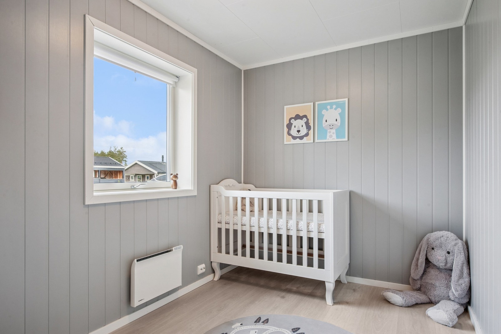 Også dette rommet har gjennomgående laminatgulv og malte veggflater i en lys og moderne farge. Galleribilde