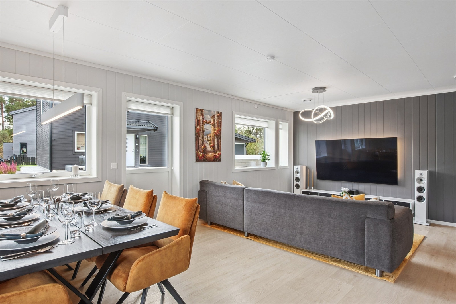 Spisestuen er en naturlig del av allrommet, med god plass til stort spisebord. Galleribilde