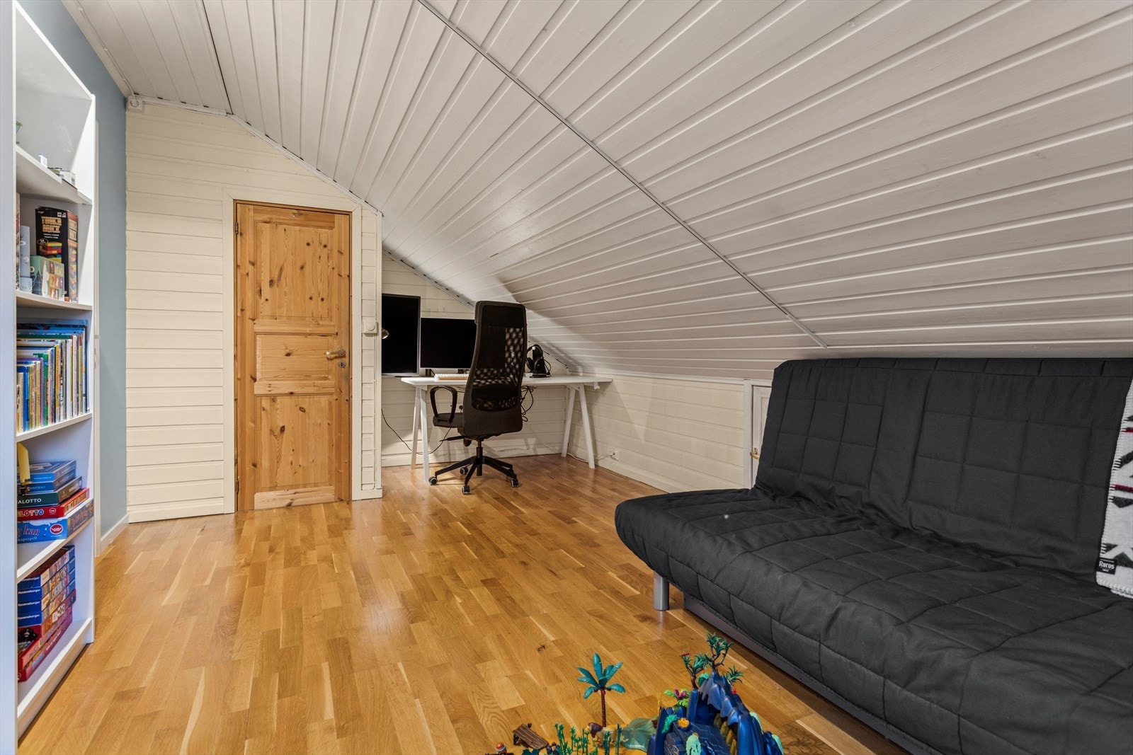 Loftstuen har luker inn til kneloft som byr på lagringsplass. Galleribilde