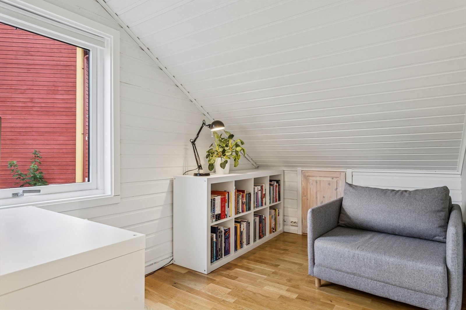 Det er rikelig med soverom i huset. Om man heller ønsker en større loftstue så kan veggene mot soverommene i loftsetasjen fjernes med relativt enkle grep. Galleribilde