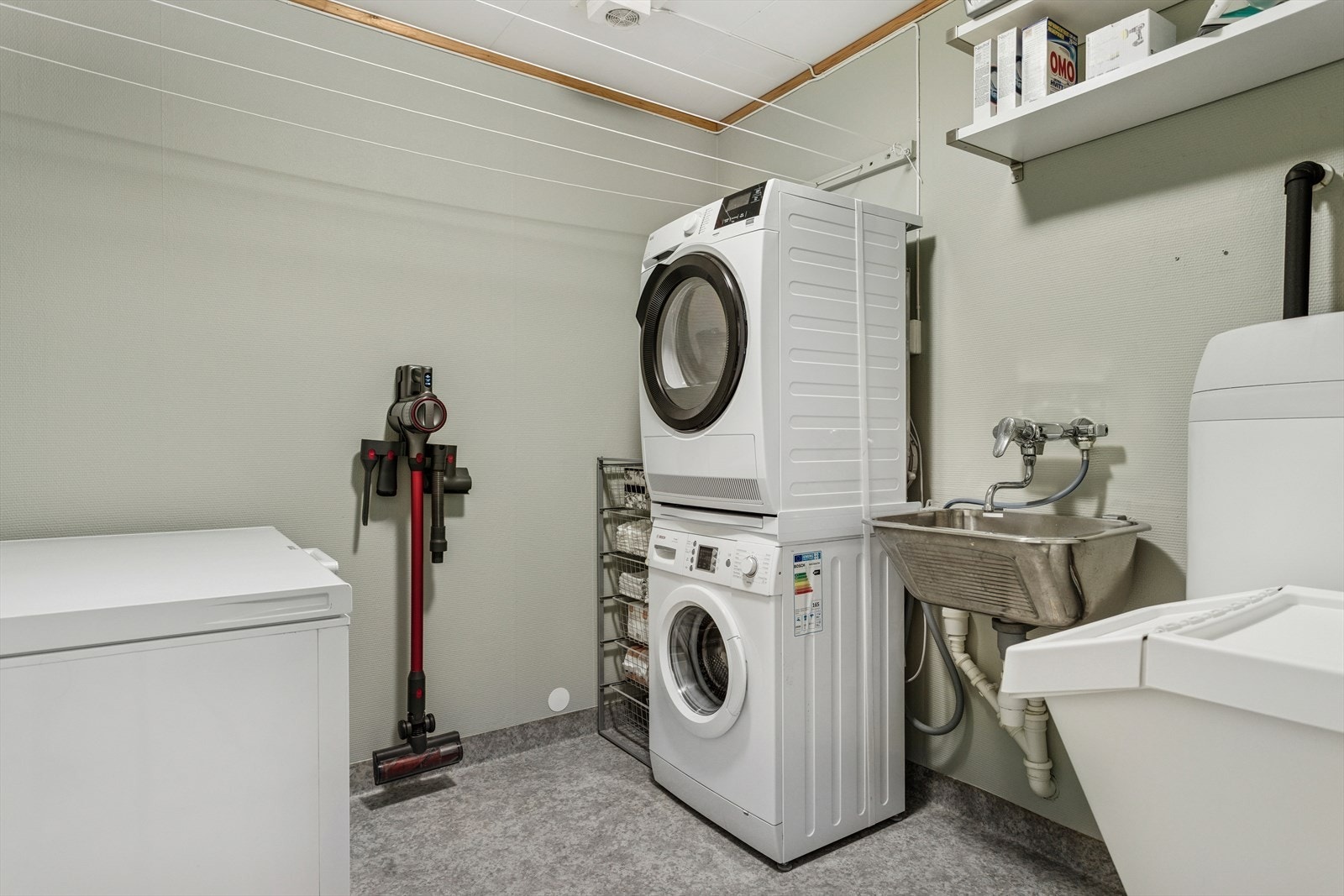 Rett innenfor badet i sokkeletasjen er det et eget og meget praktisk vaskerom med opplegg for vaskemaskin og tørketrommel samt utslagsvask. Galleribilde