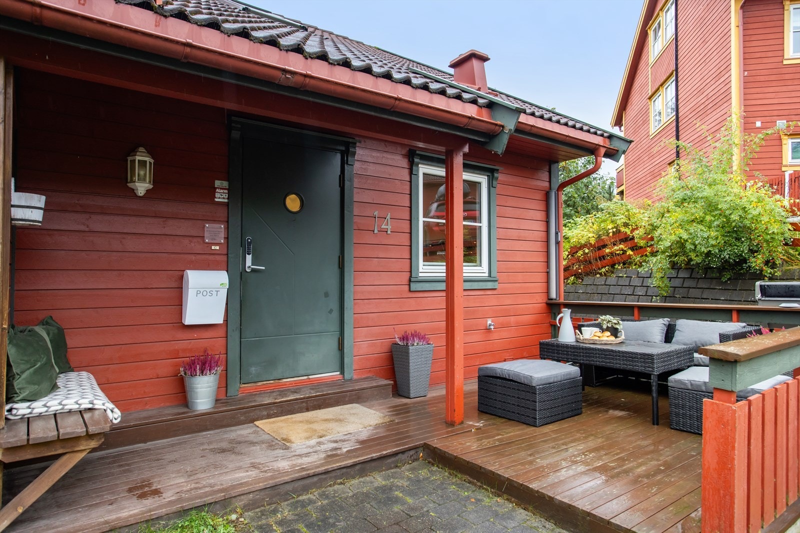 Innbydende inngangsparti med sol fra ettermiddag til kveld. Galleribilde