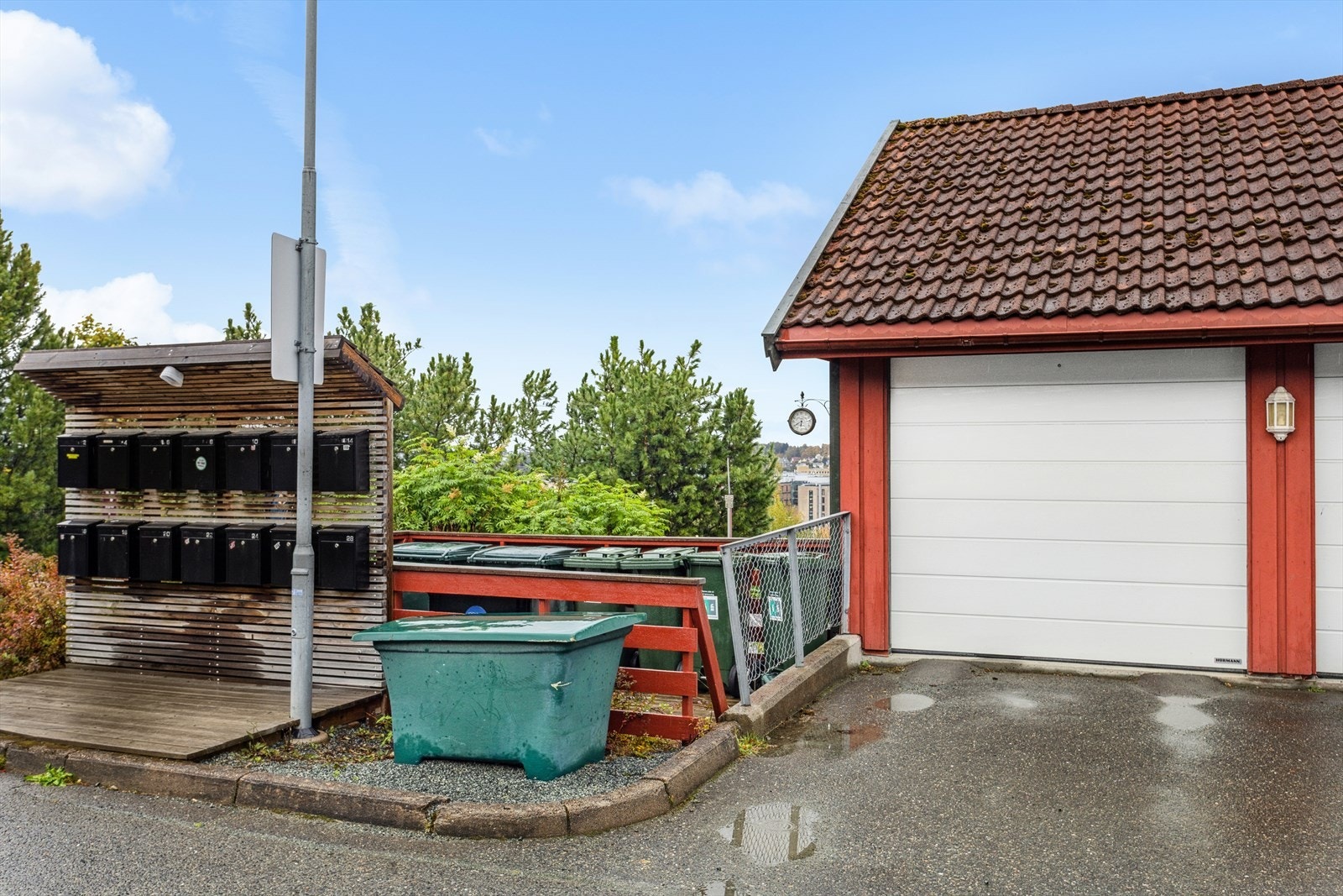 Med rekkehuset medfølger det egen garasjeplass med elbil-lader samt oppstillingsplass i fremkant av denne. Det er også en bod inne i garasjen. Galleribilde