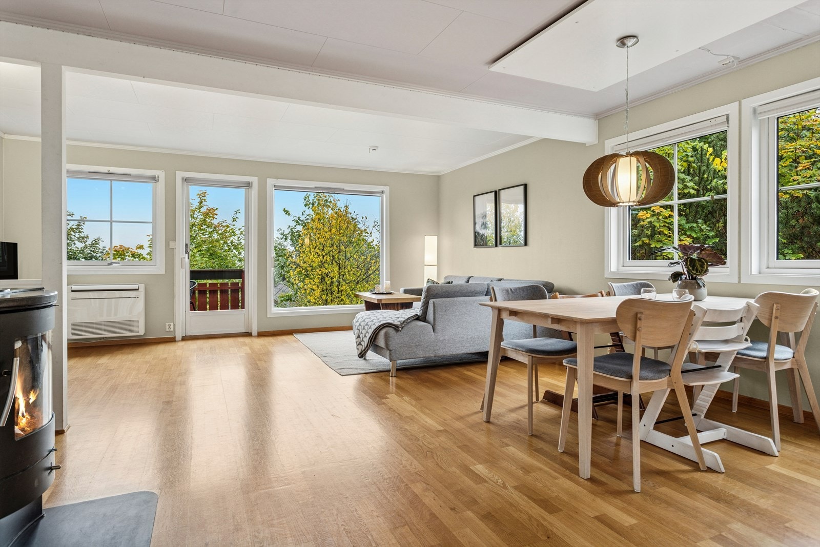 Store vindusflater slipper inn rikelig med dagslys og skaper en behagelig atmosfære. Galleribilde