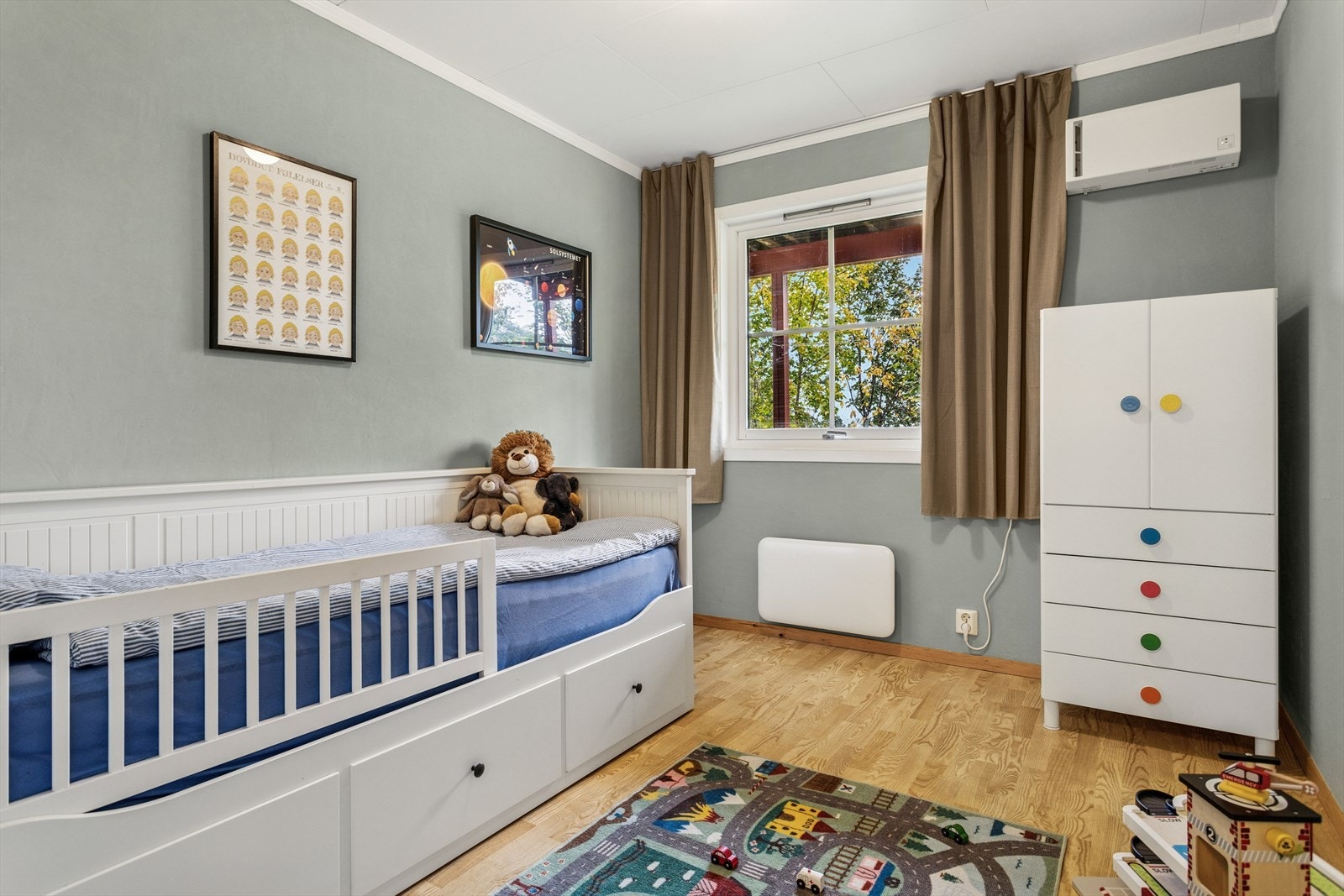 Legg merke til at 2 av soverommene i sokkeletasjen er utstyrt med balansert ventilasjonsanlegg som sikrer god luftsirkulasjon. Galleribilde