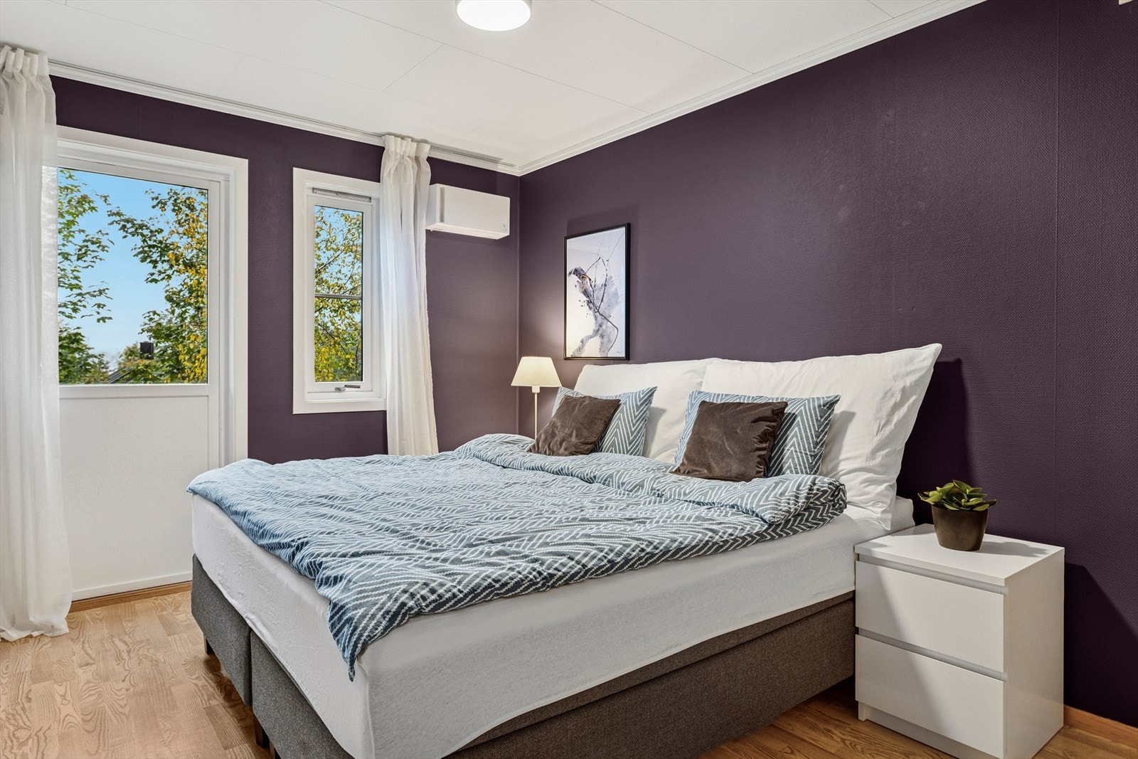 Soverom som måler 11,2 kvm, har plass til dobbeltseng, tilhørende nattbord og medfølgende garderobeløsning. Det er også direkte utgang til hagen. Galleribilde