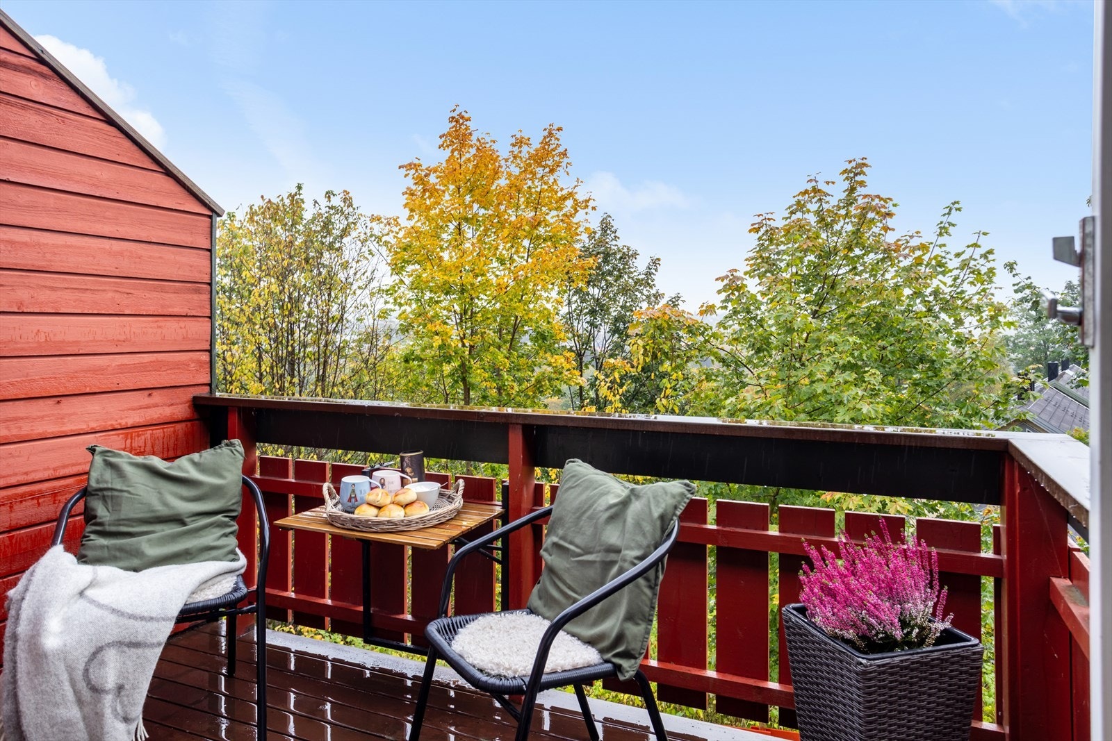 Koselig veranda hvor man kan nyte morgensolen. Galleribilde