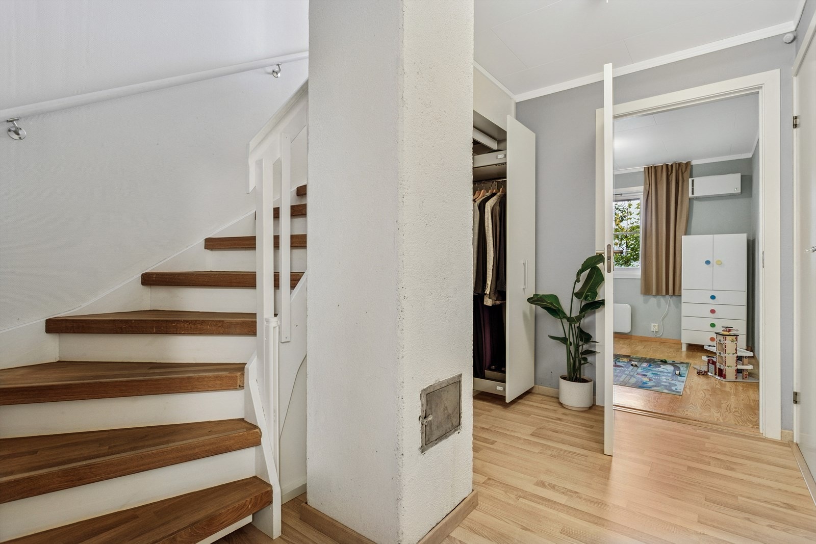 Under trappen er det spesiallagde skap for lagring, i tillegg til lagring i kneloft i loftetasje. Galleribilde