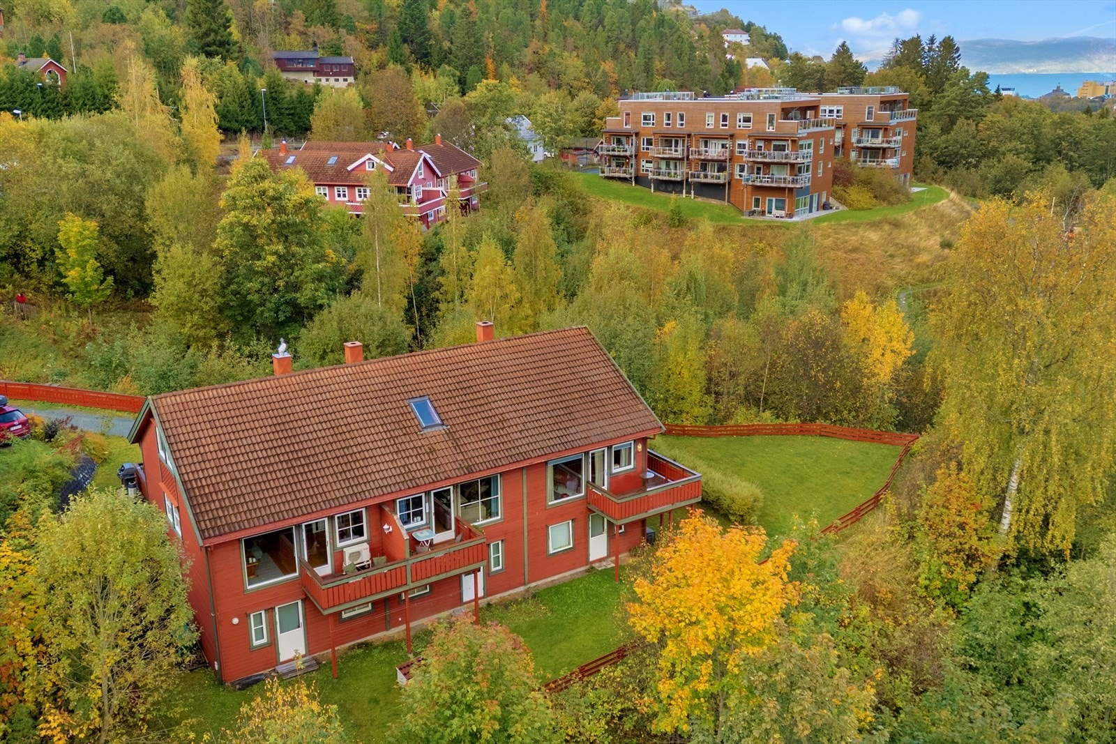 Meget barnevennlig beliggenhet uten bilvei forbi huset. Stor gressplen til felles bruk for sameiet. Galleribilde