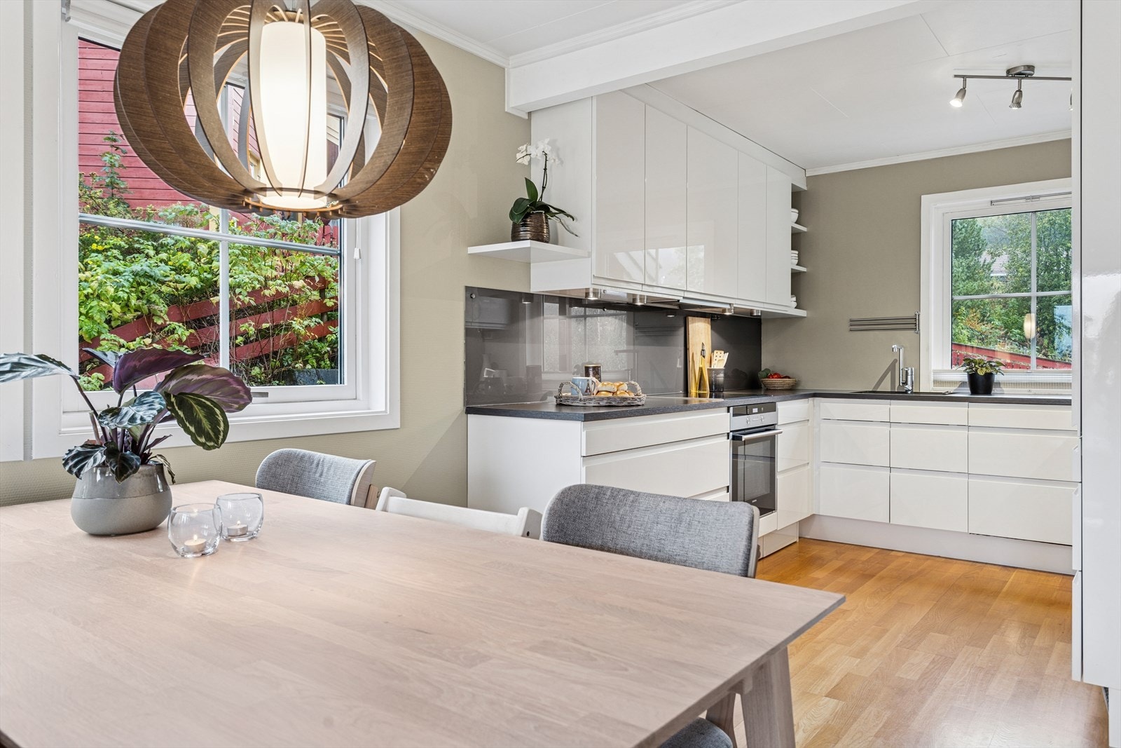 Kjøkkenet har HTH kjøkkeninnredning og glassplate på vegg over benkeplate. TG1 vurdering av takstmann. Galleribilde