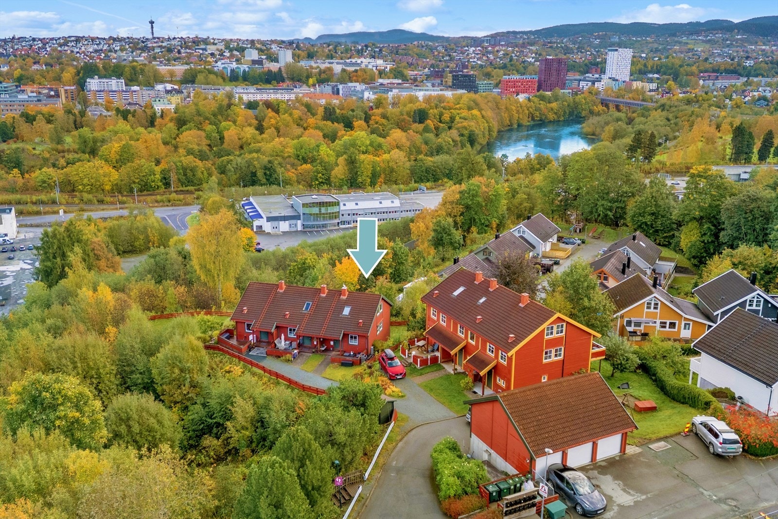 Ikke langt fra boligen slynger Nidelven seg forbi. Langs Nidelven er det flotte turstier i begge retninger. Galleribilde