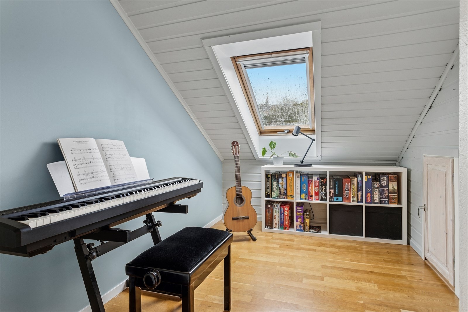 Begge soverommene på loftstuen måler 4,1 kvm. Gulvflaten er større enn oppgitt areal. Galleribilde