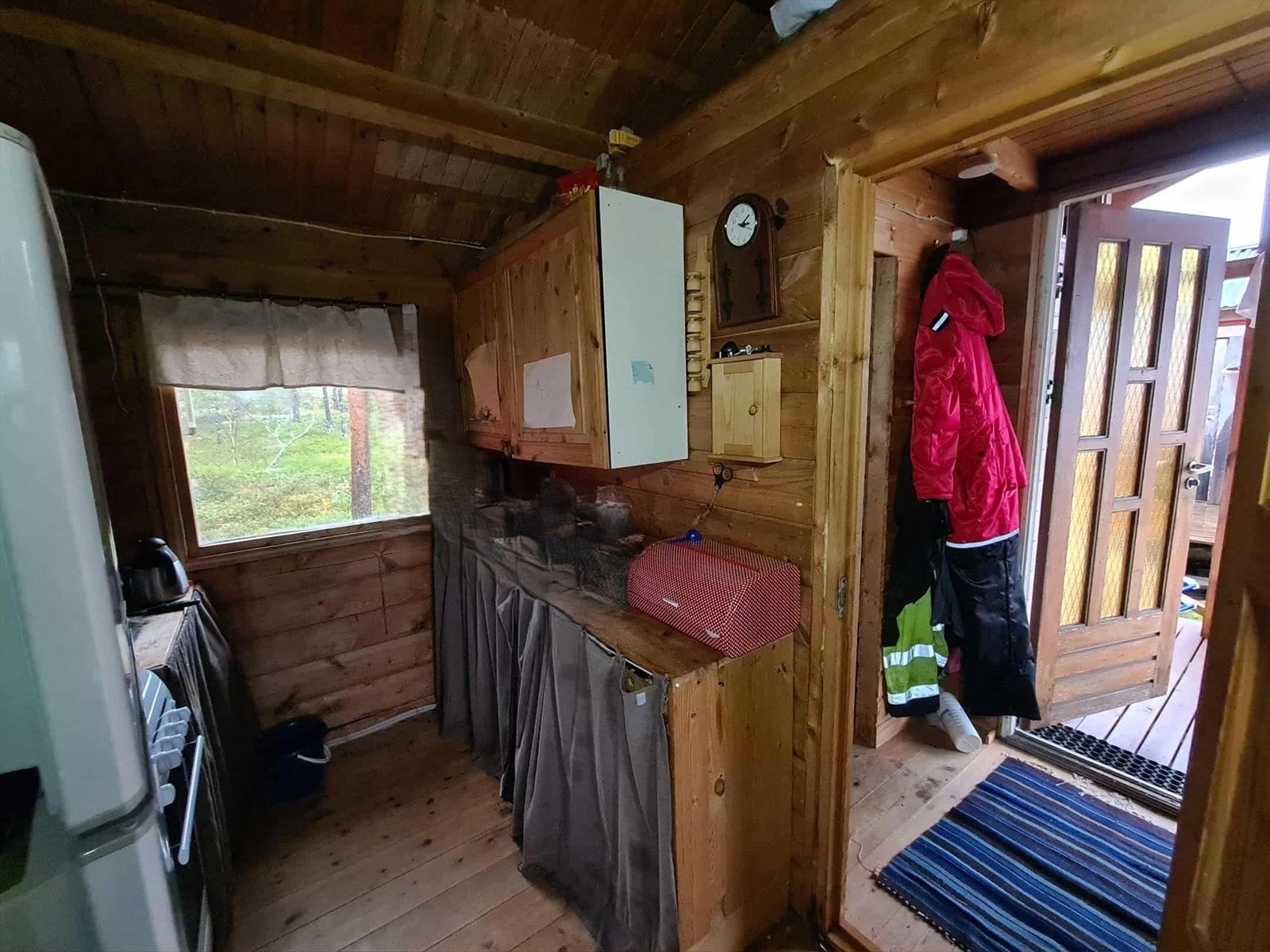 Del av kjøkkendel og gang Galleribilde