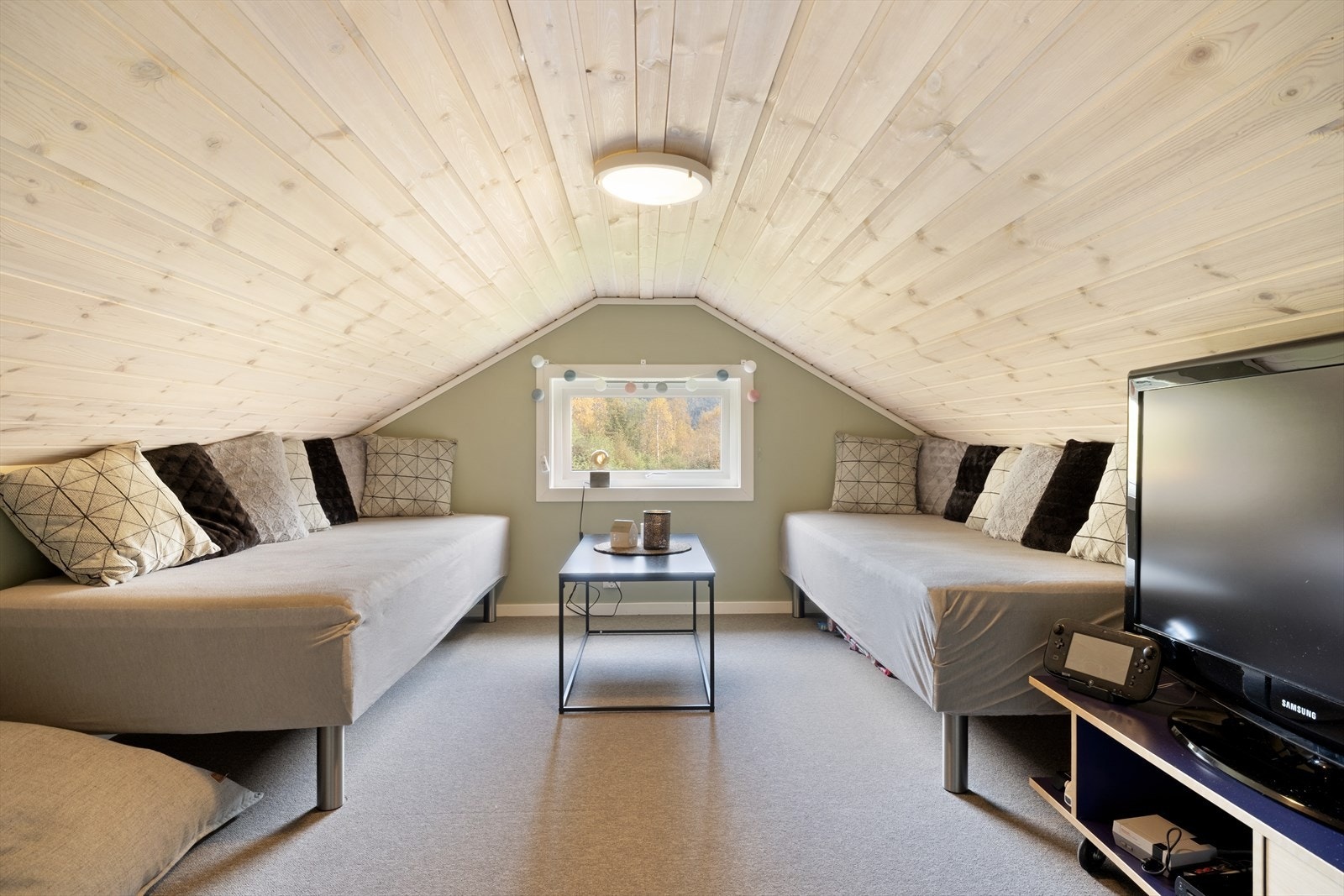 Oppe på hemsen er det fleire liggeplassar og praktiske knekott. Galleribilde